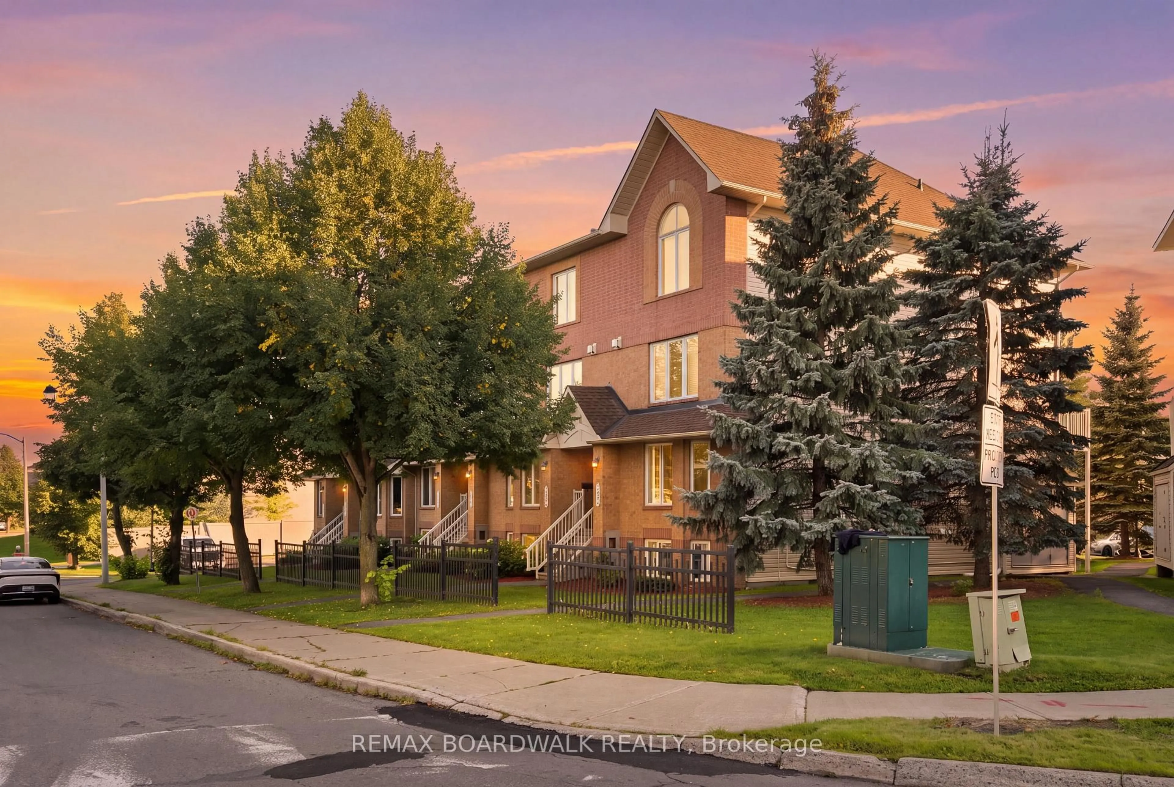 Patio, street for 316 Cresthaven Dr #20, Ottawa Ontario K2G 6W3