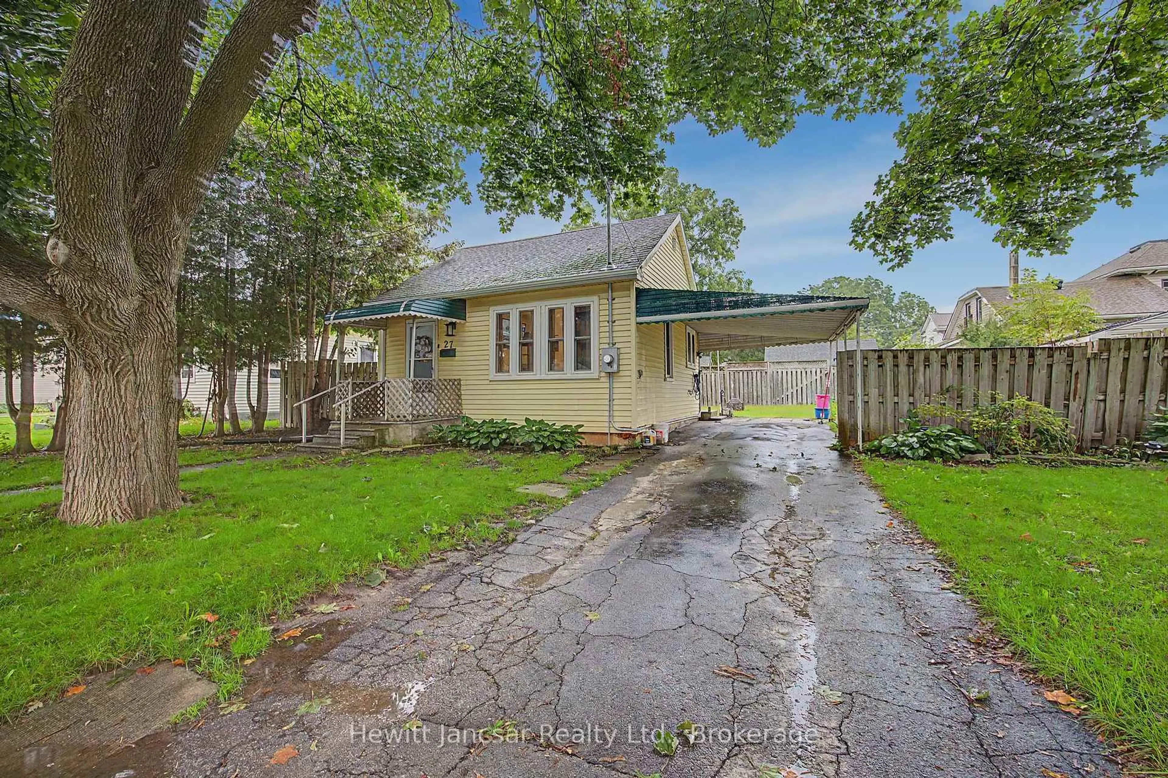 A pic from outside/outdoor area/front of a property/back of a property/a pic from drone, street for 27 CHESTNUT St, Aylmer Ontario N5H 1E5