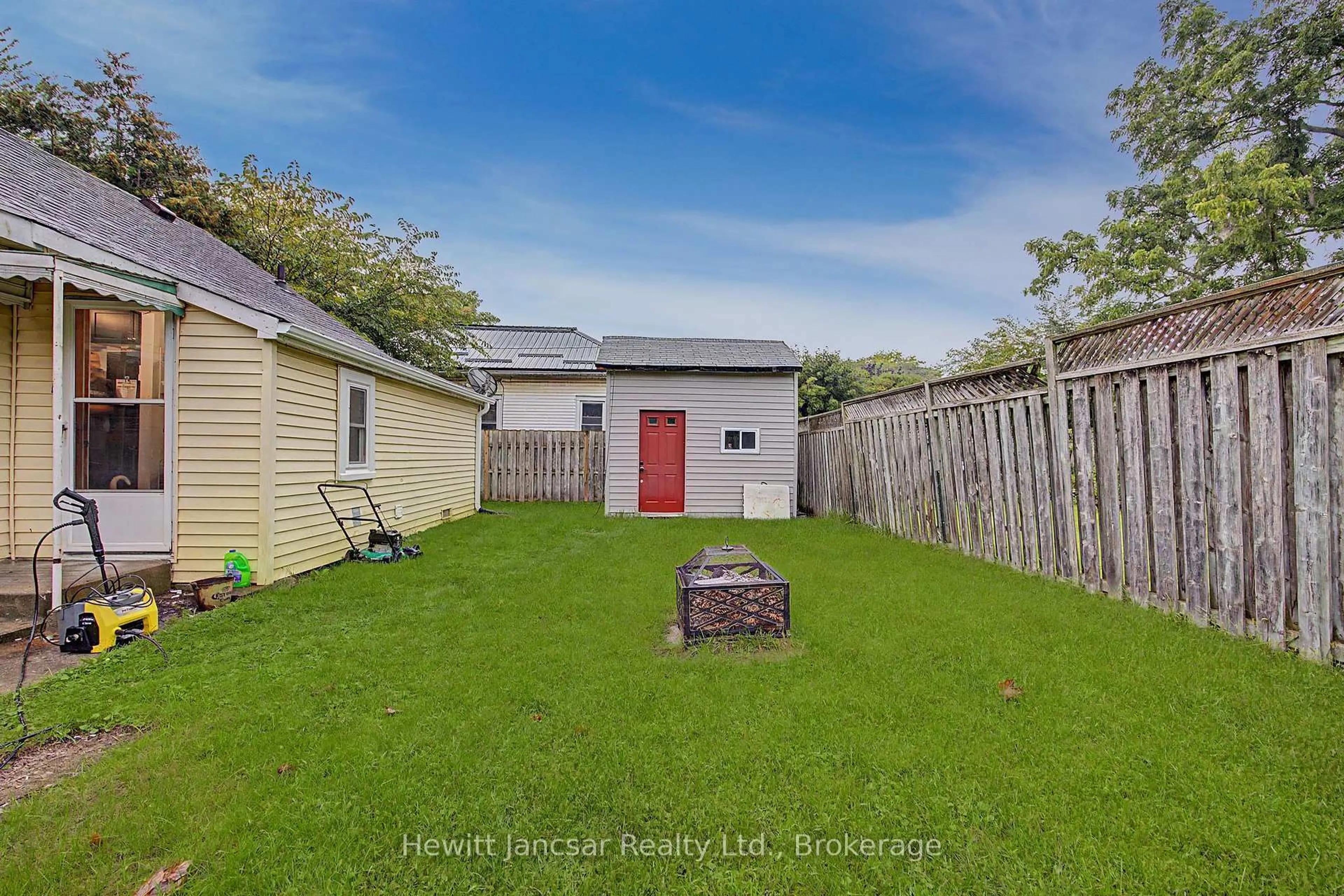 A pic from outside/outdoor area/front of a property/back of a property/a pic from drone, street for 27 CHESTNUT St, Aylmer Ontario N5H 1E5