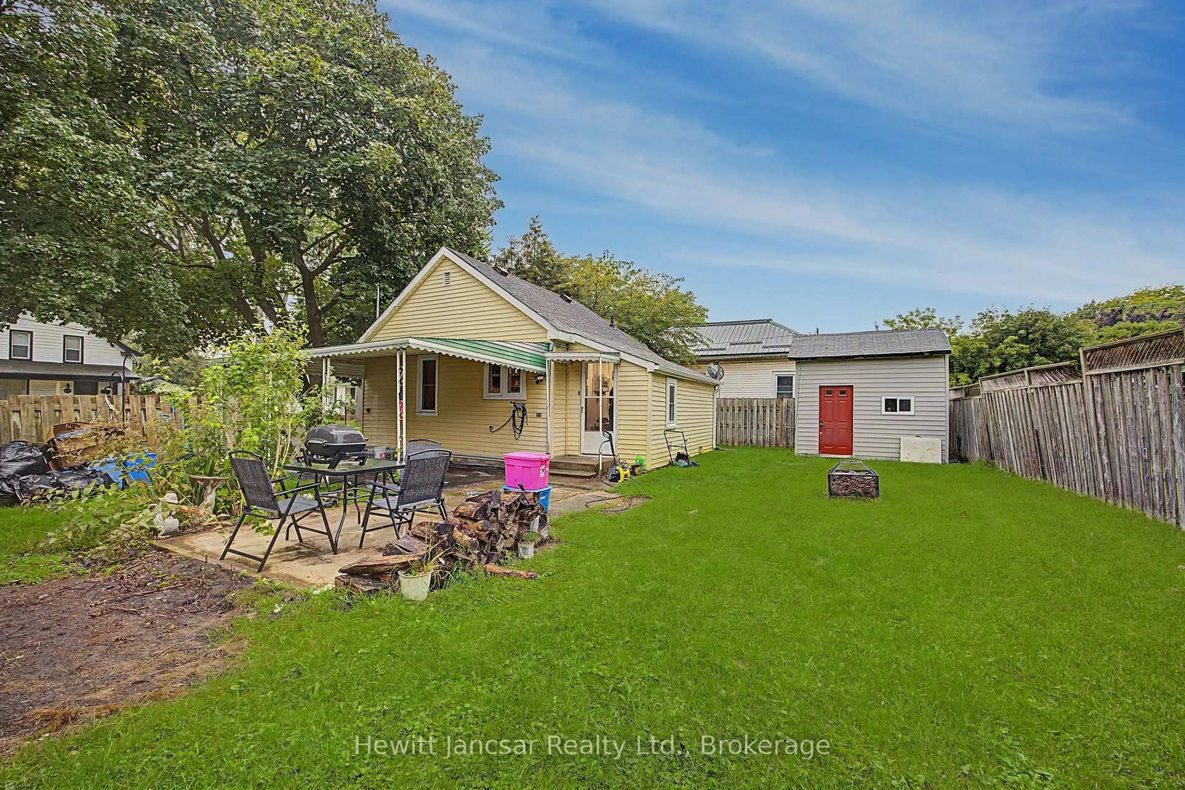 A pic from outside/outdoor area/front of a property/back of a property/a pic from drone, street for 27 CHESTNUT St, Aylmer Ontario N5H 1E5