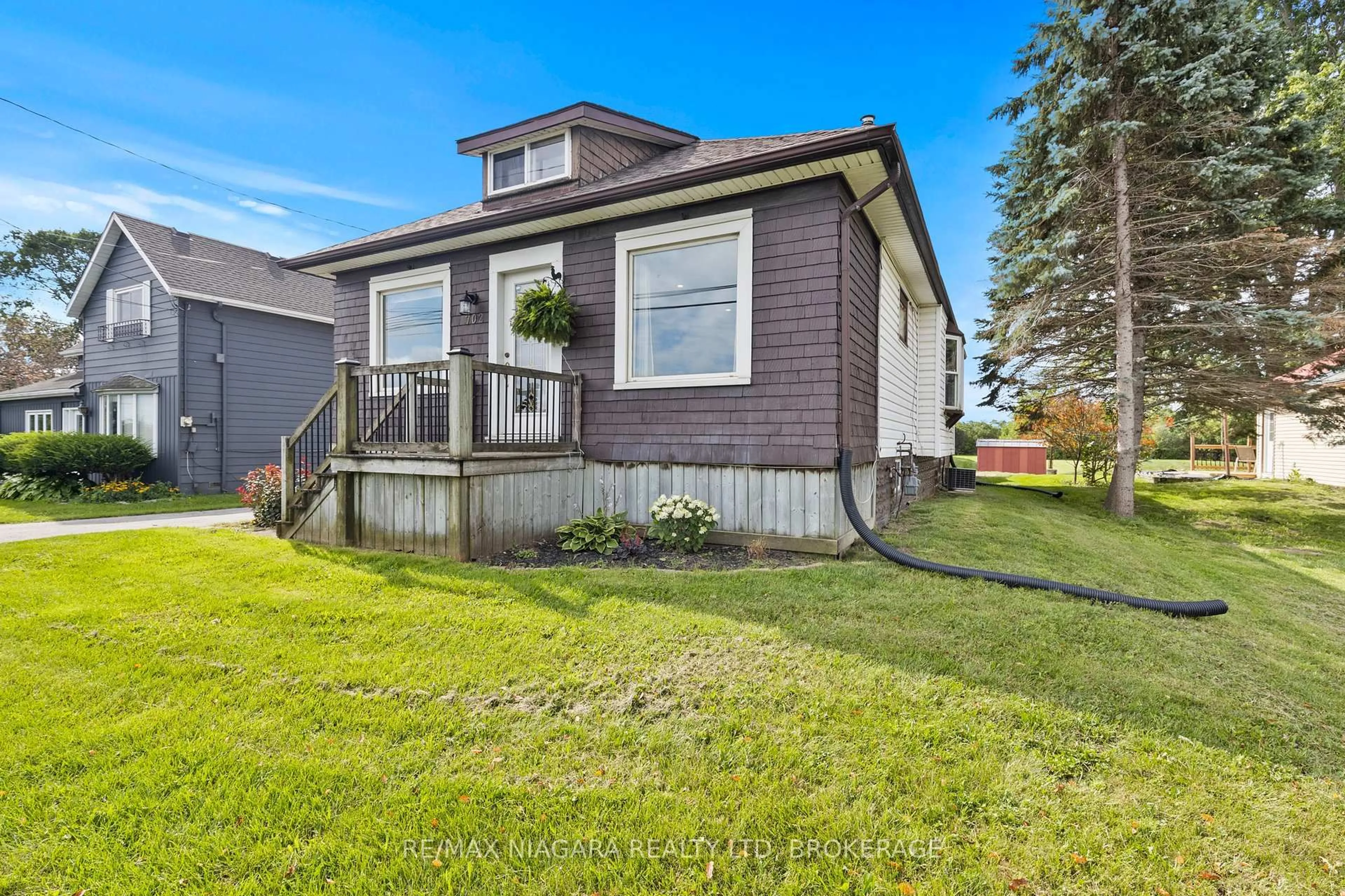 Home with vinyl exterior material, street for 702 Main St, Port Colborne Ontario L3K 5V4