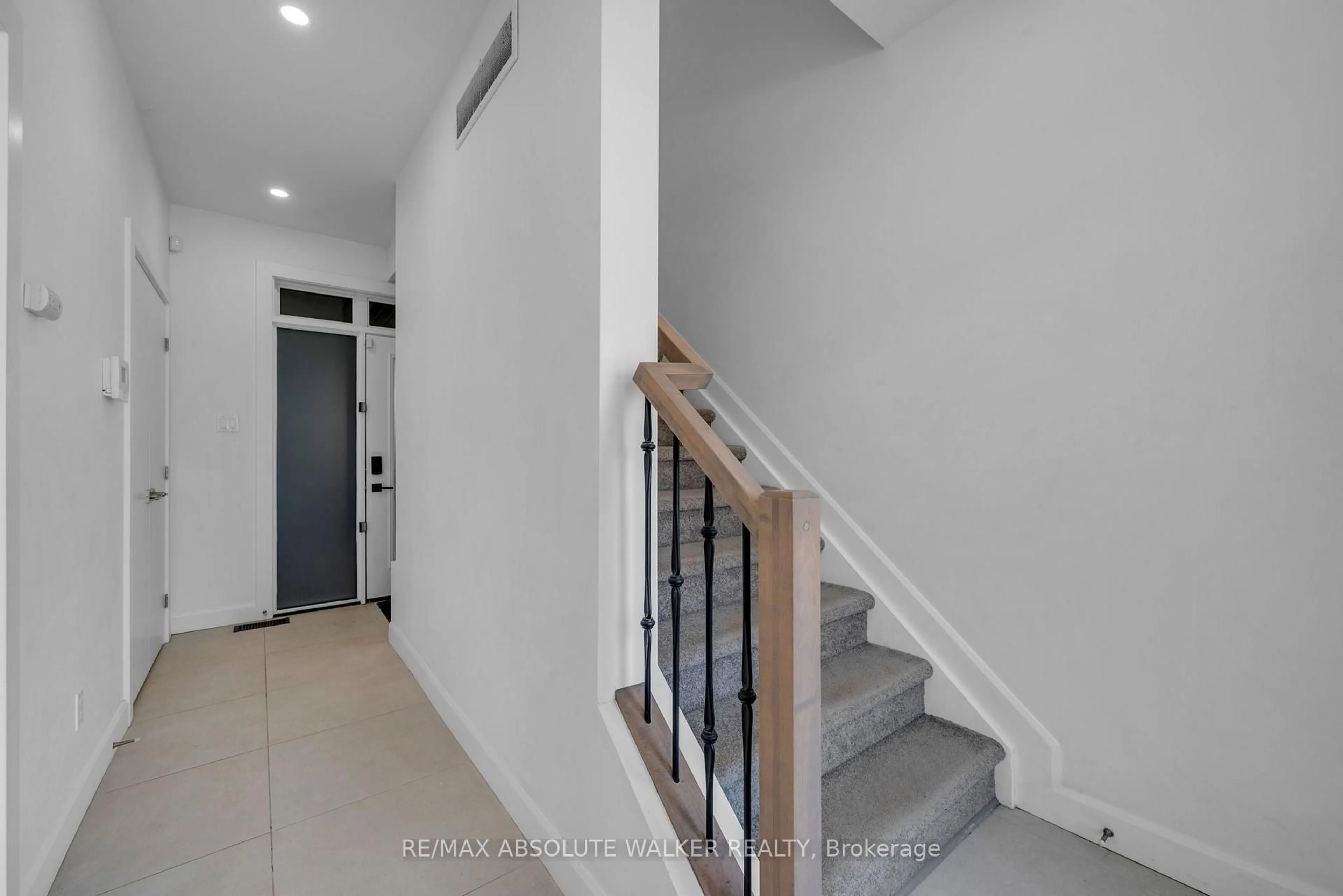 Indoor foyer for 10 Chapleau Ave #A, Ottawa Ontario K1M 1E3