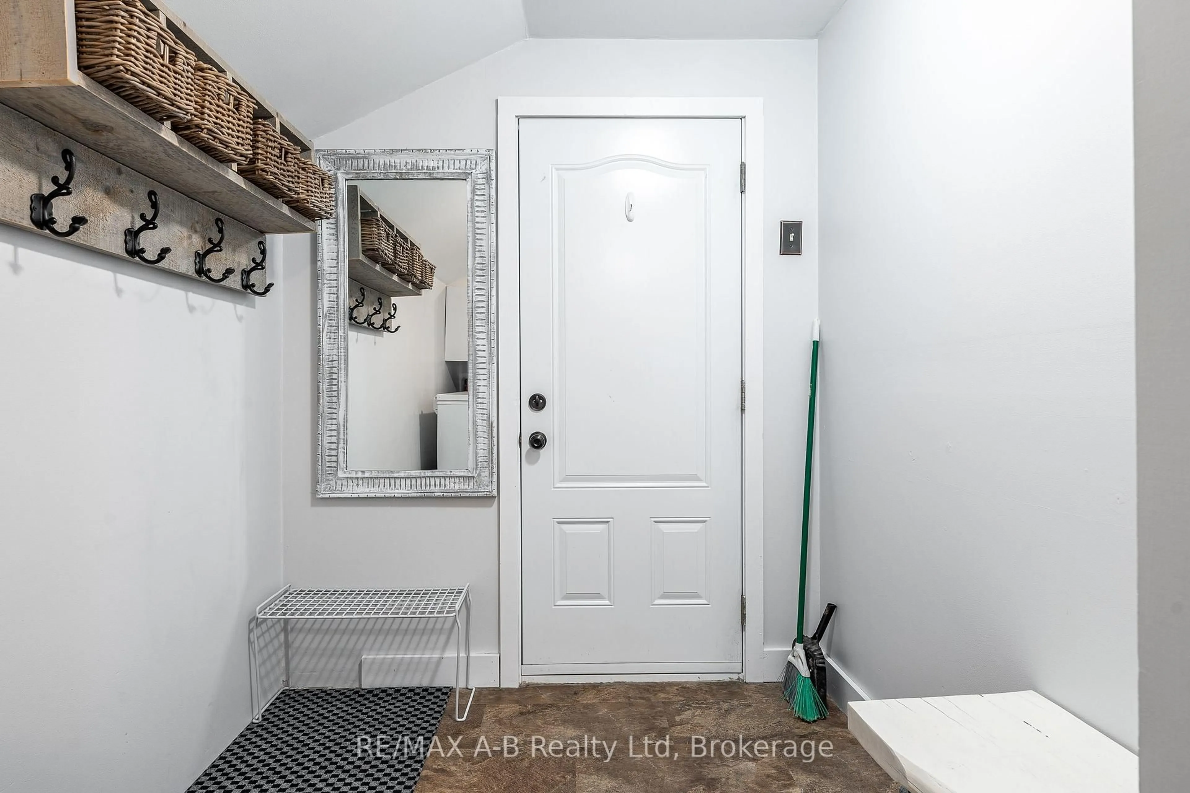 Indoor entryway for 158 James St, St. Marys Ontario N4X 1B3