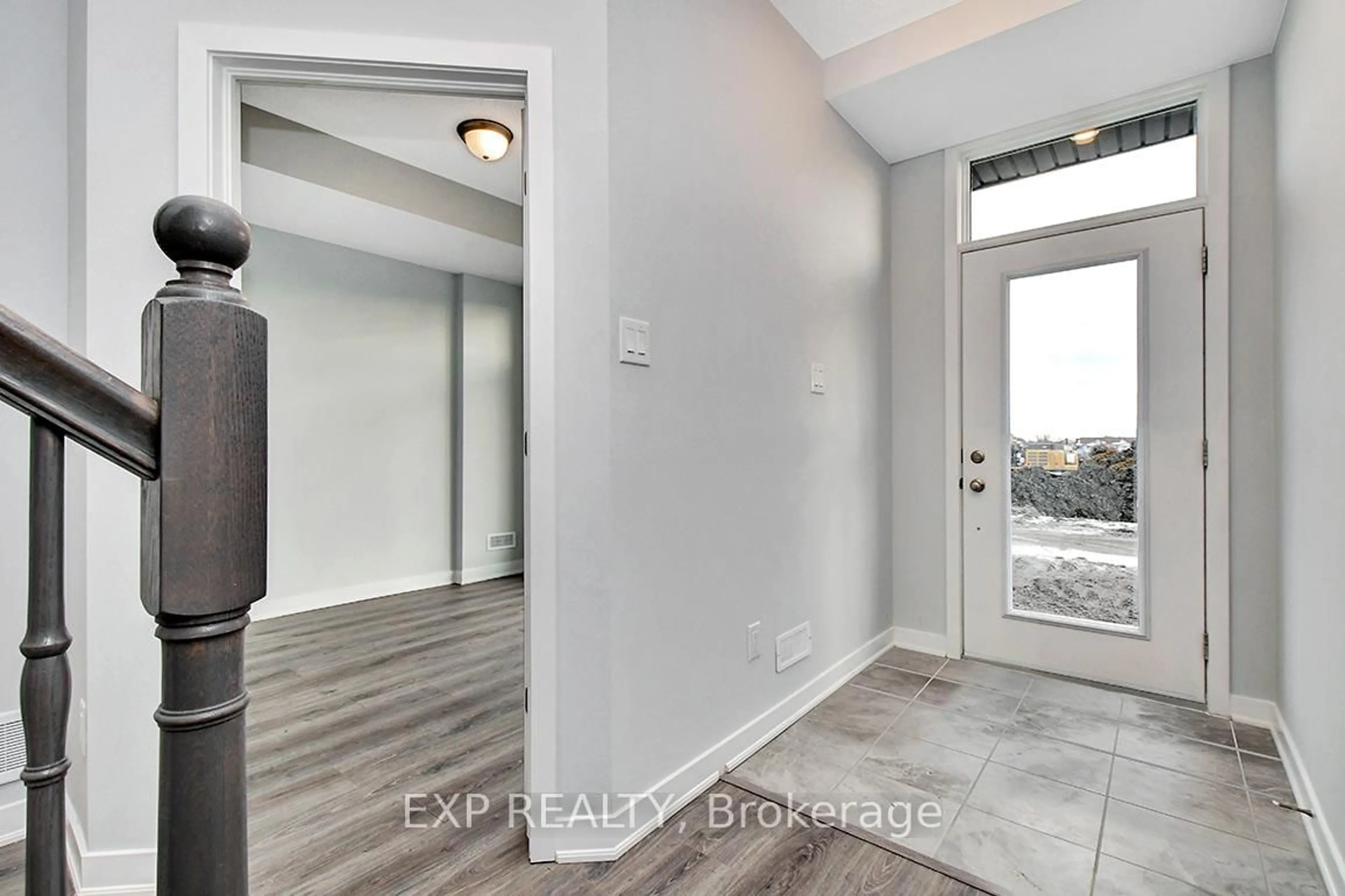 Indoor entryway for 1258 Hemlock Rd, Ottawa Ontario K1K 5C2