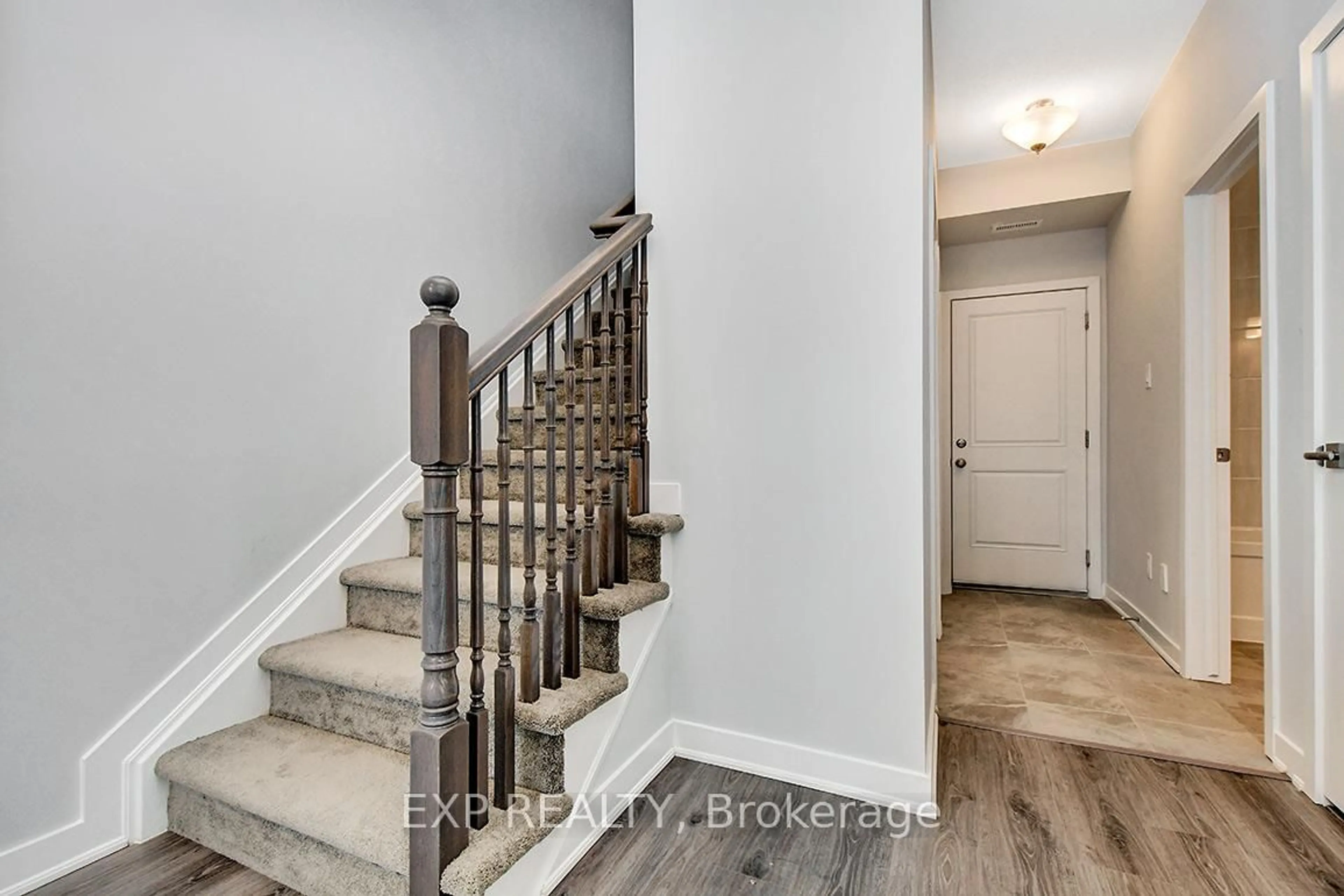 Indoor entryway for 1258 Hemlock Rd, Ottawa Ontario K1K 5C2