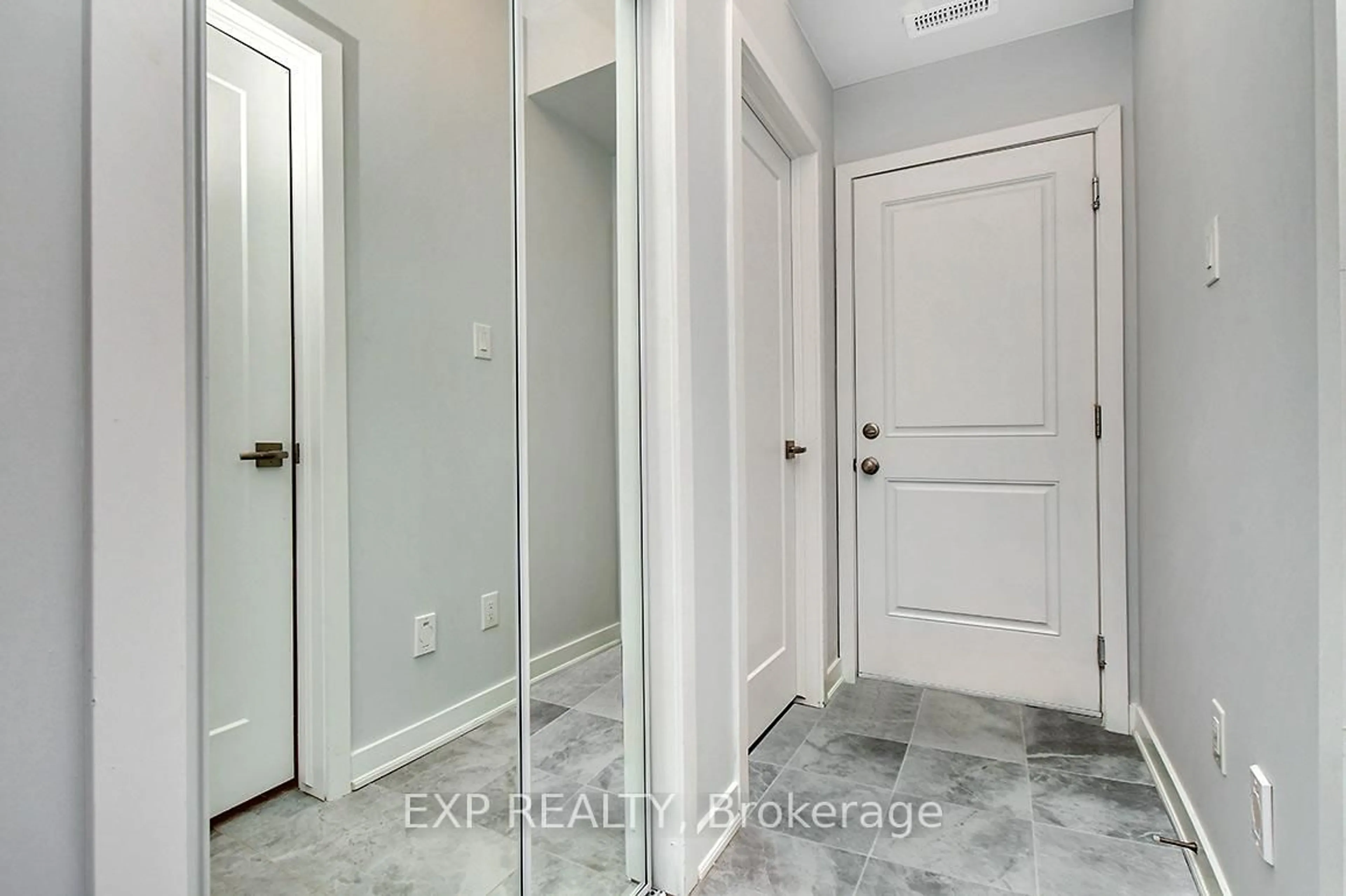 Indoor entryway for 1258 Hemlock Rd, Ottawa Ontario K1K 5C2