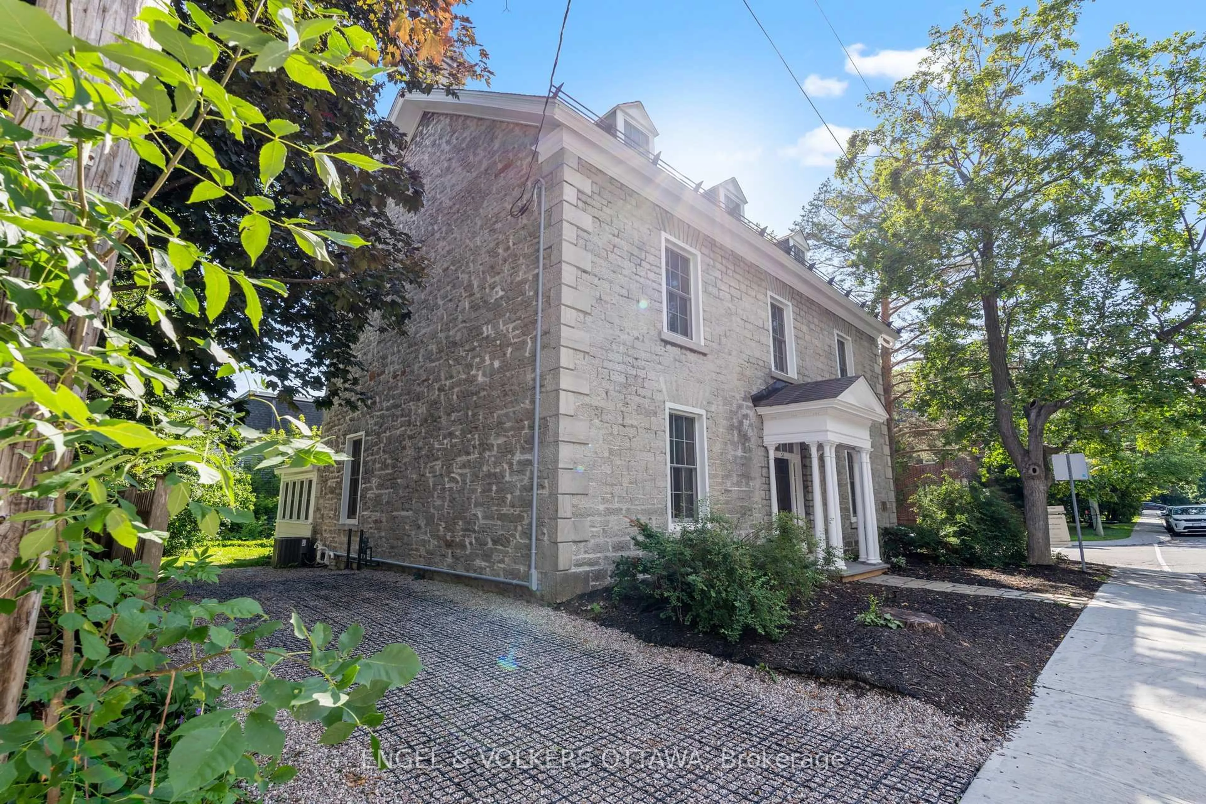 A pic from outside/outdoor area/front of a property/back of a property/a pic from drone, building for 35 Mackay St, Ottawa Ontario K1M 2B2