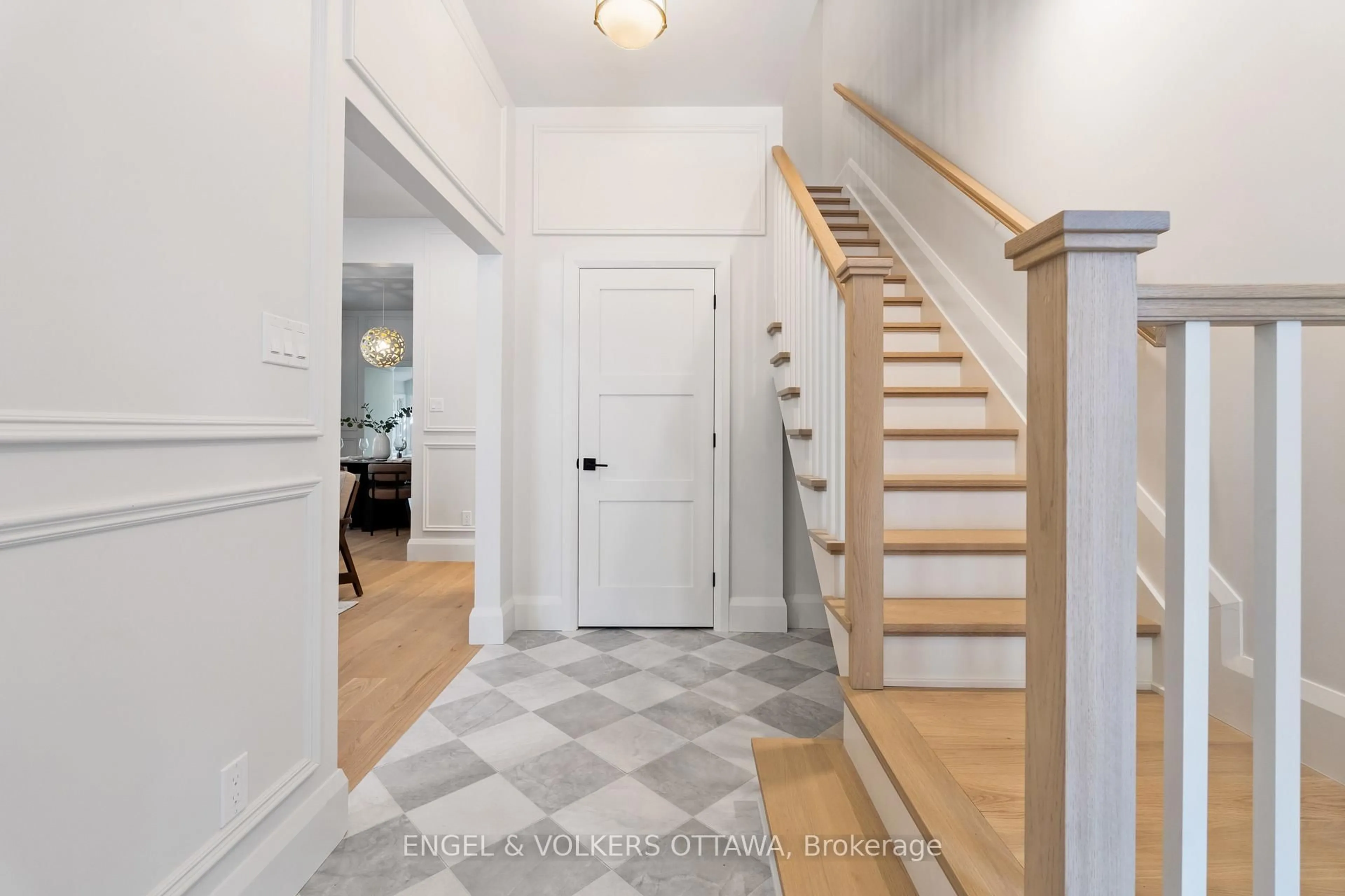 Indoor entryway for 35 Mackay St, Ottawa Ontario K1M 2B2