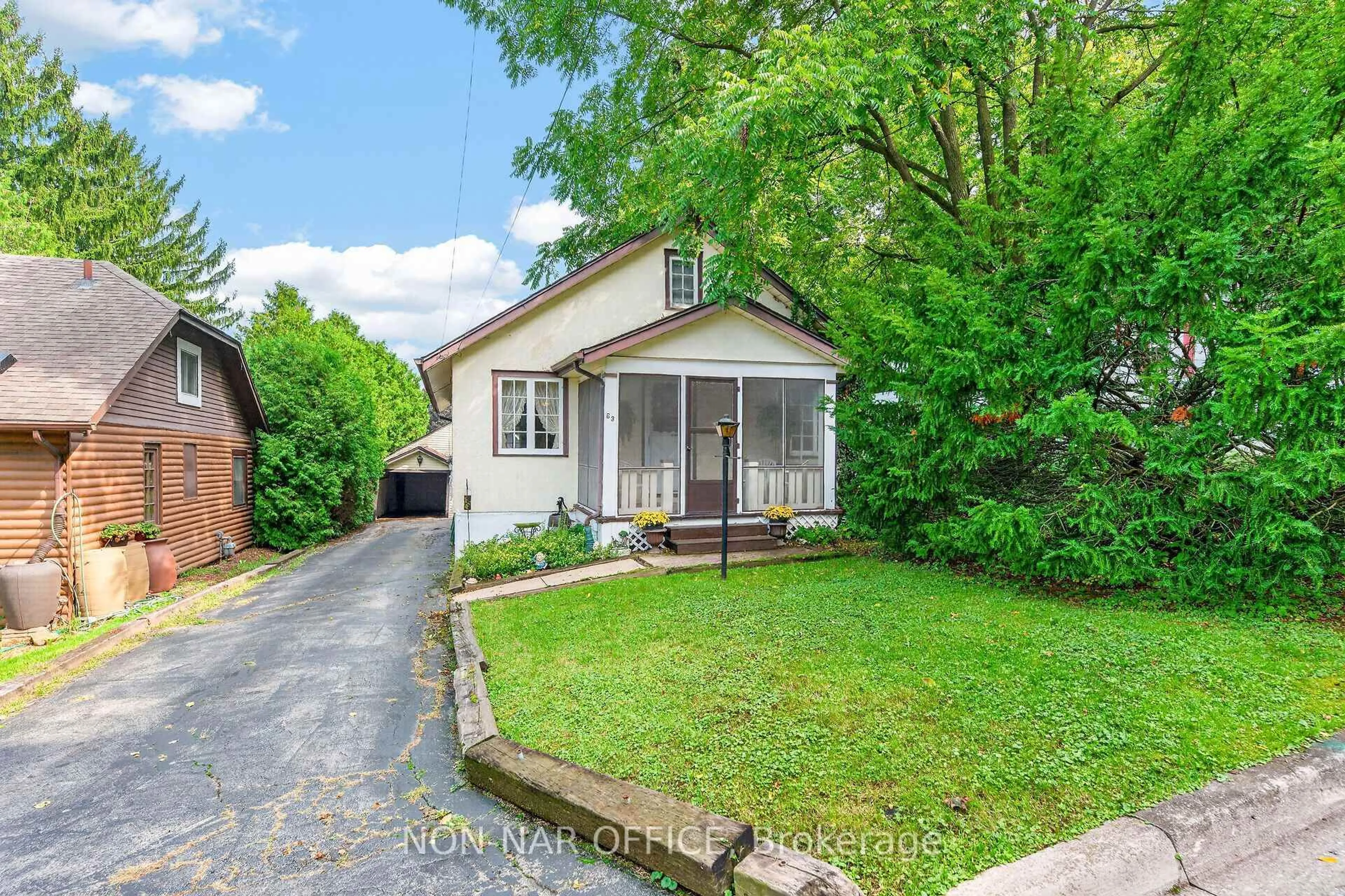 A pic from outside/outdoor area/front of a property/back of a property/a pic from drone, street for 63 Robinson St, Grimsby Ontario L3M 3C7