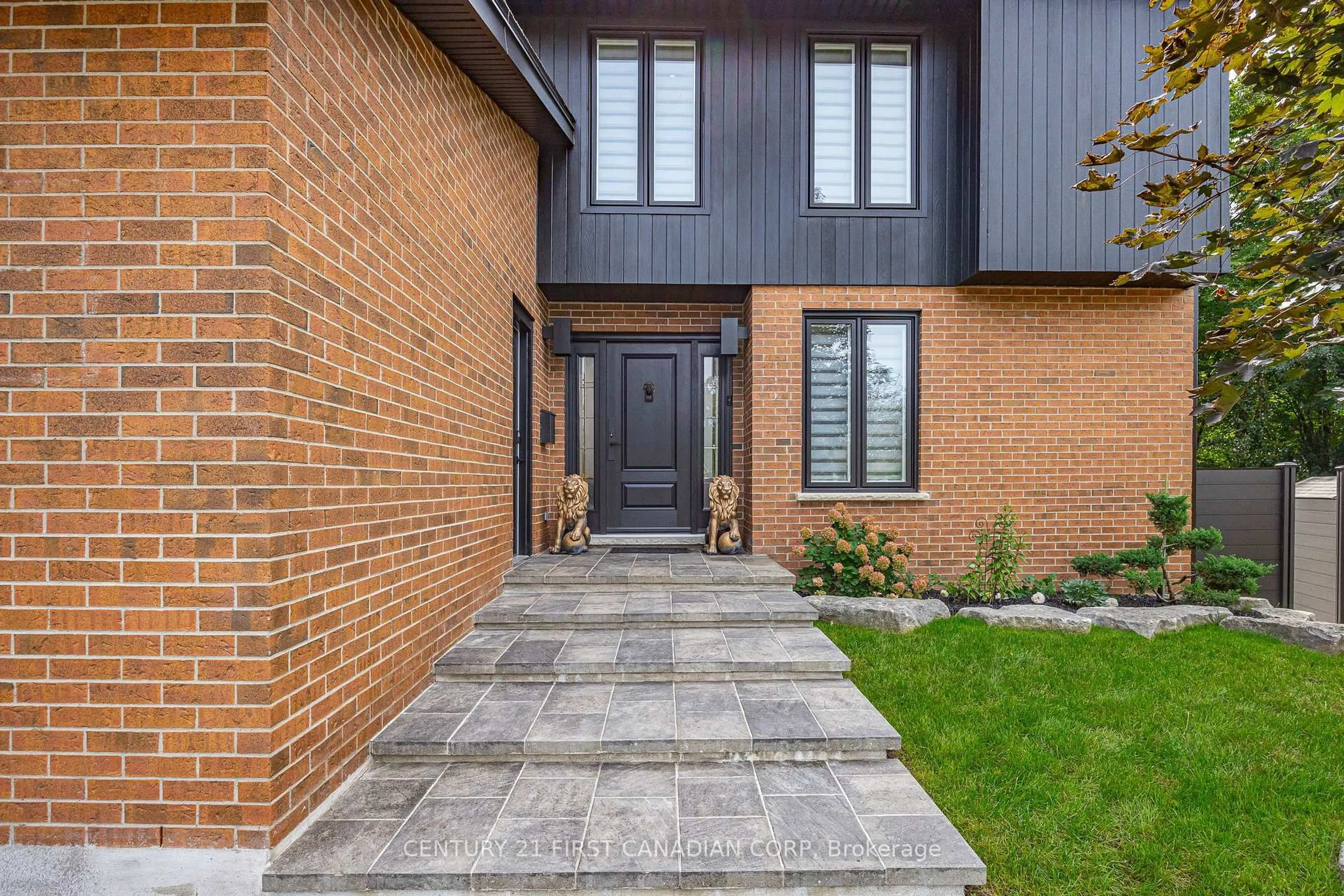 Home with brick exterior material, street for 28 Lindbrook Crt, London North Ontario N5X 2L3