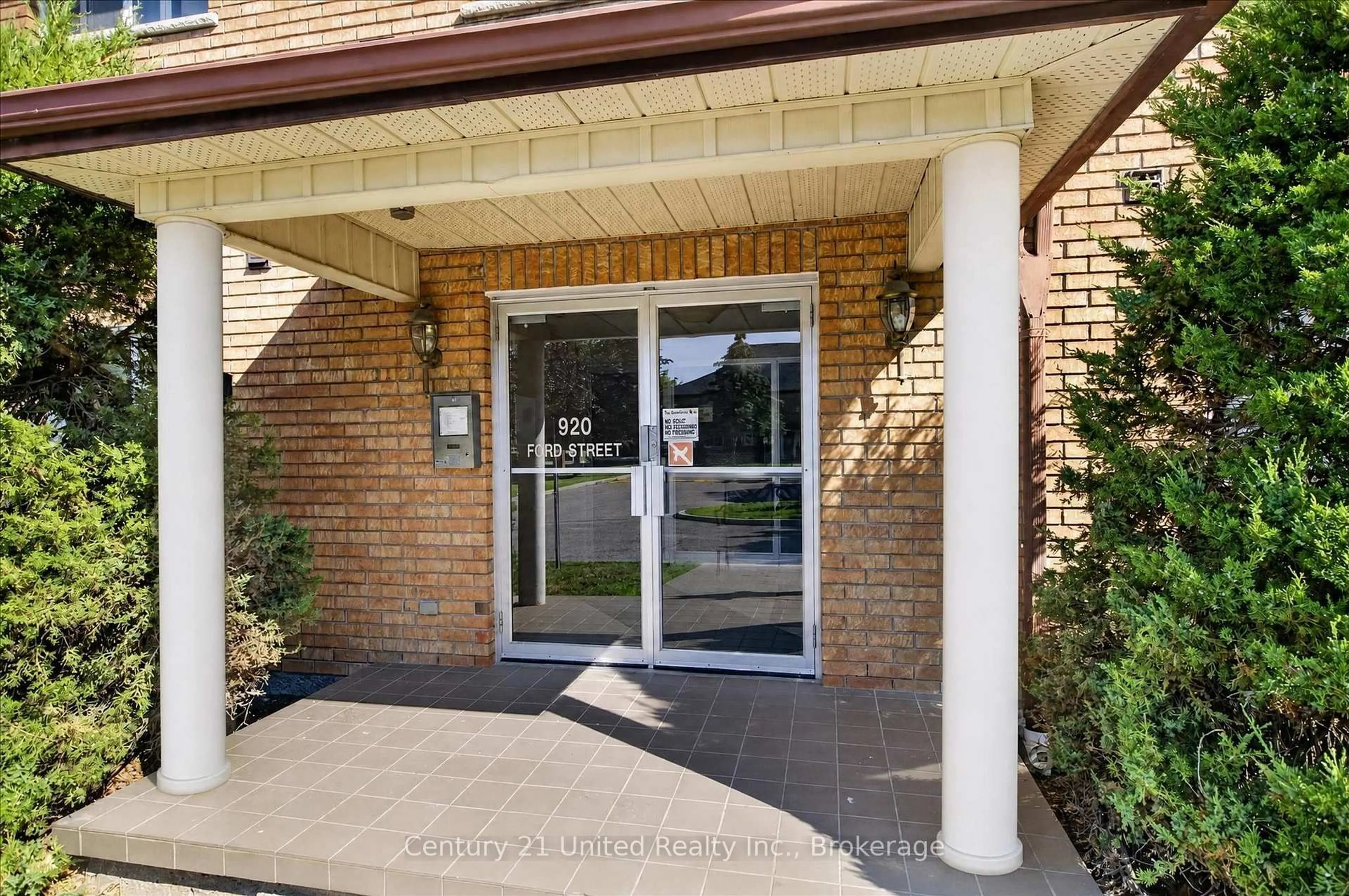 Indoor foyer for 920 Ford St #204, Peterborough Ontario K9J 5V3