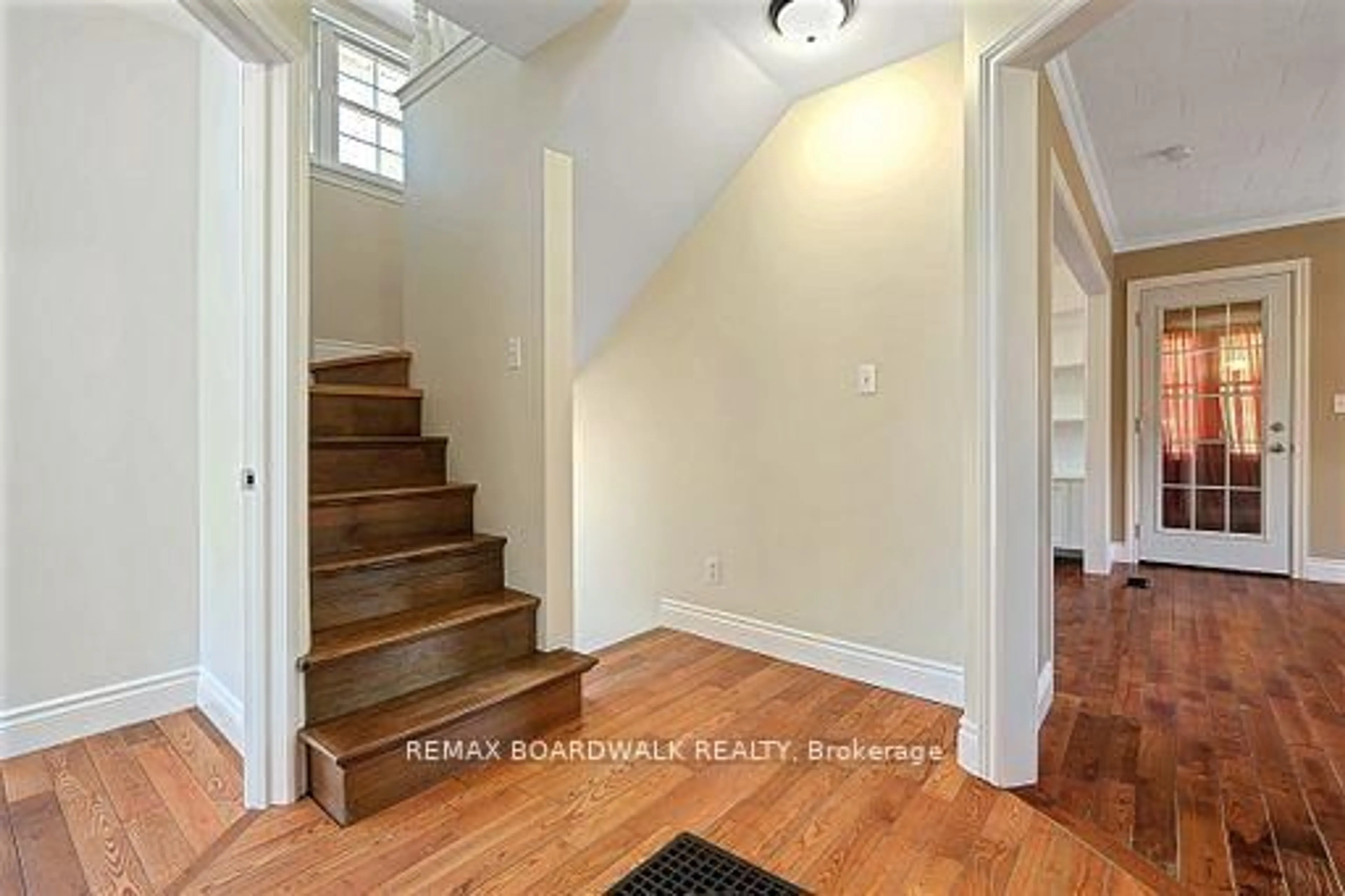 Indoor entryway for 96 York St, Lanark Ontario K0G 1K0