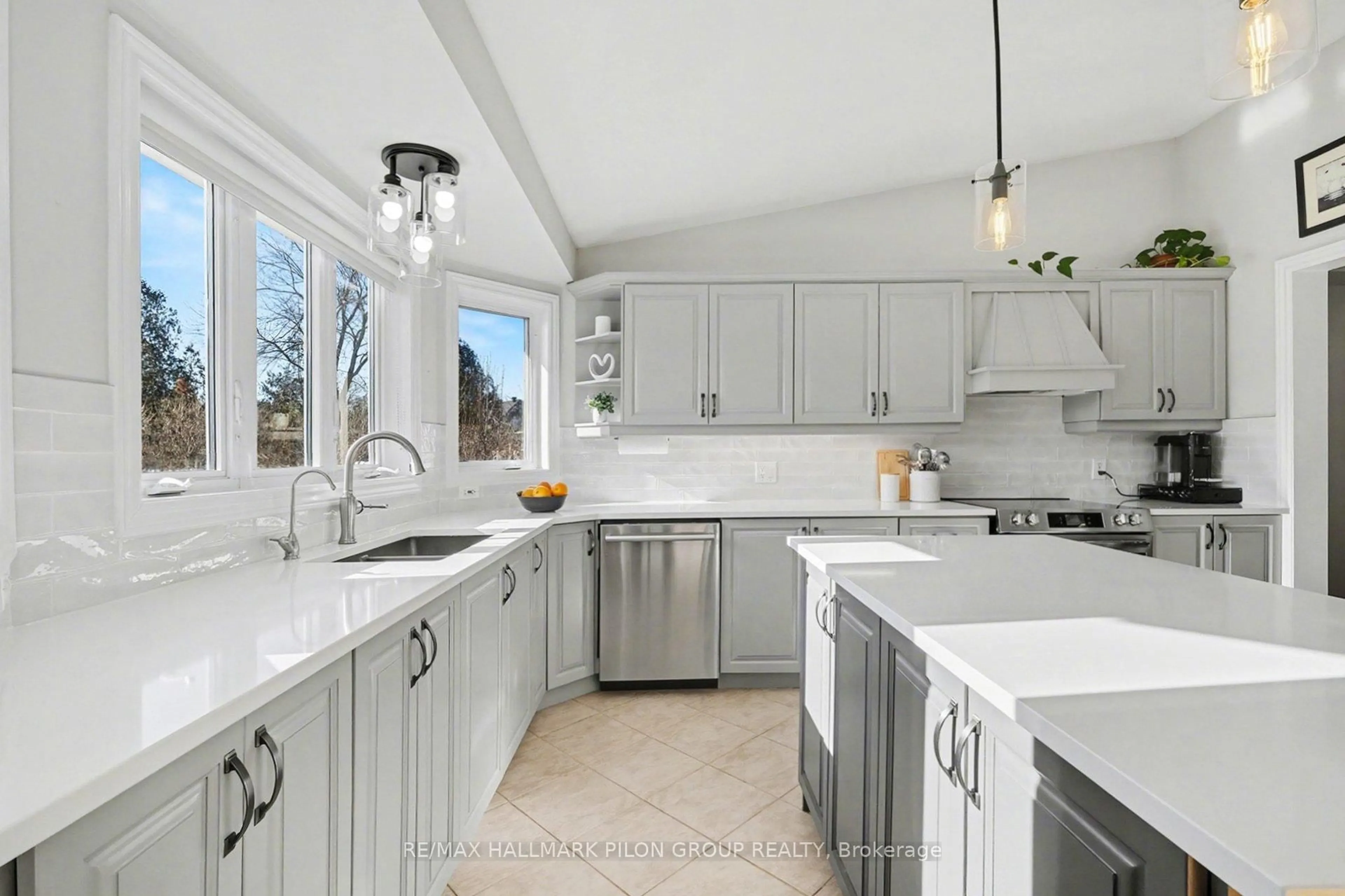 Contemporary kitchen, ceramic/tile floor for 153 Sophie St, Clarence-Rockland Ontario K4K 1K7