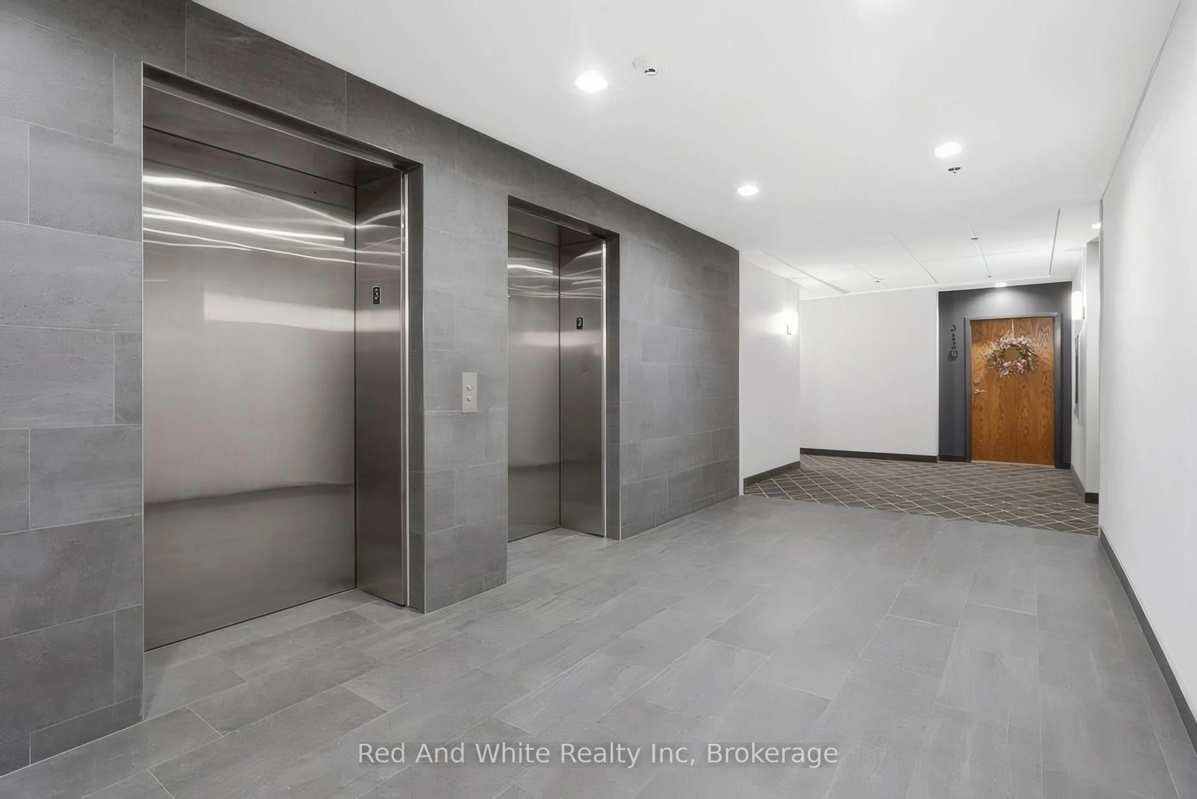 Indoor foyer for 251 NORTHFIELD Dr #312, Waterloo Ontario N2K 0G9