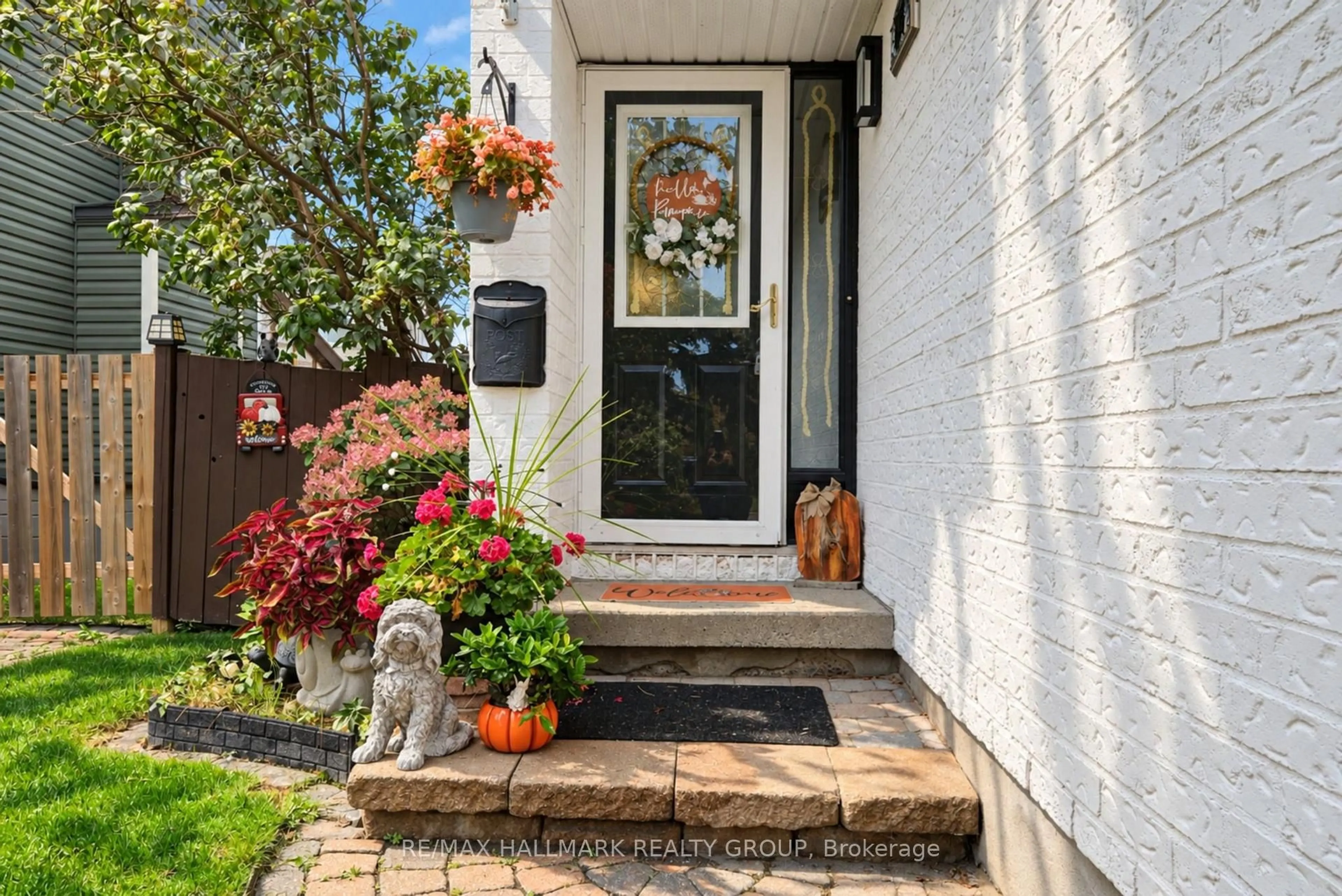 Indoor entryway for 295 Kennedy Lane, Ottawa Ontario K1E 3M5