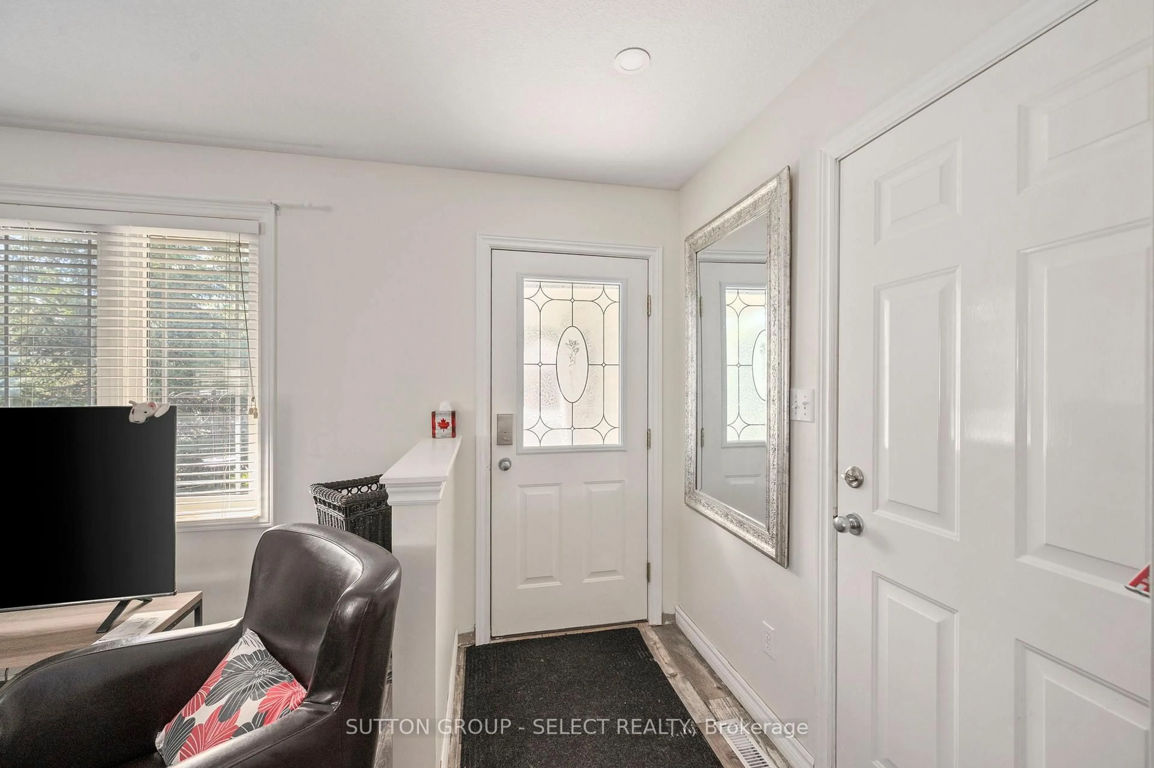 Indoor entryway for 51 Greenway Blvd, St. Thomas Ontario N5P 4P8