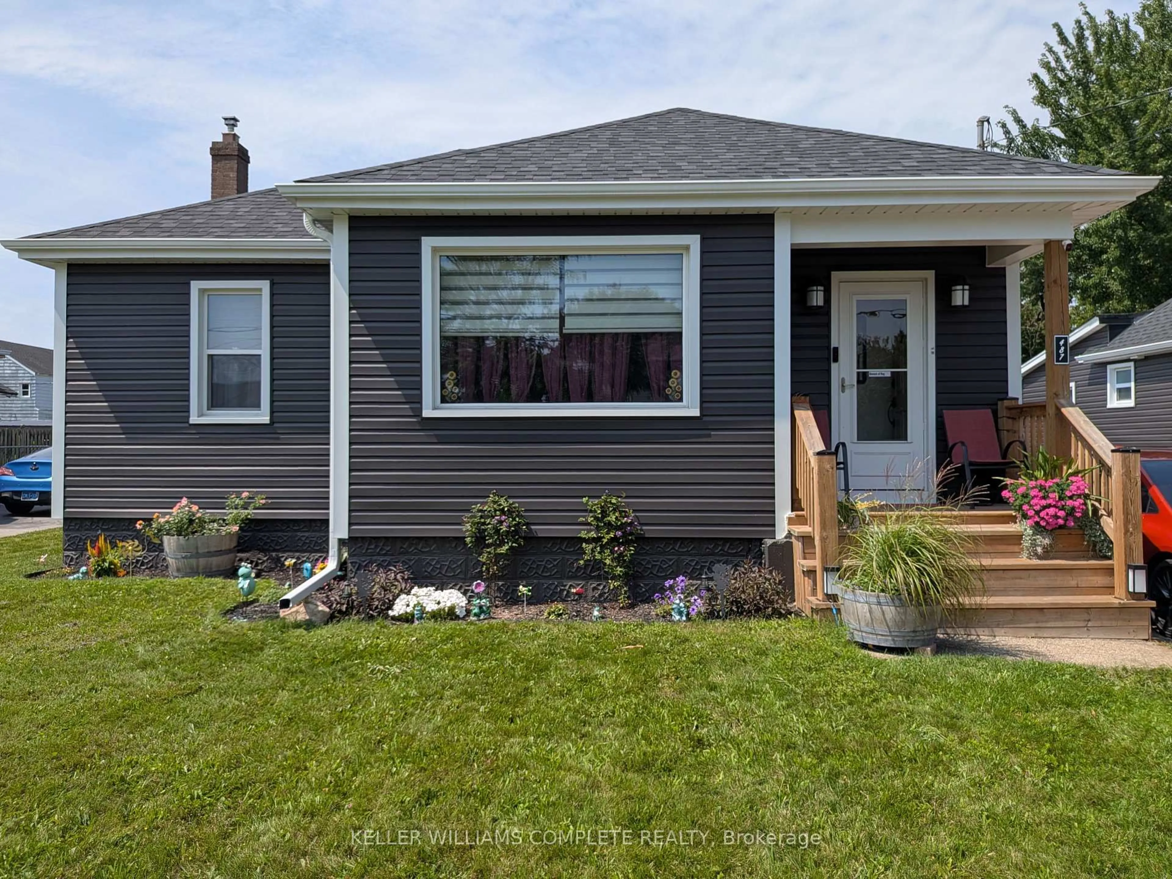 Home with vinyl exterior material, street for 487 SCHOLFIELD Ave, Welland Ontario L3B 1N3