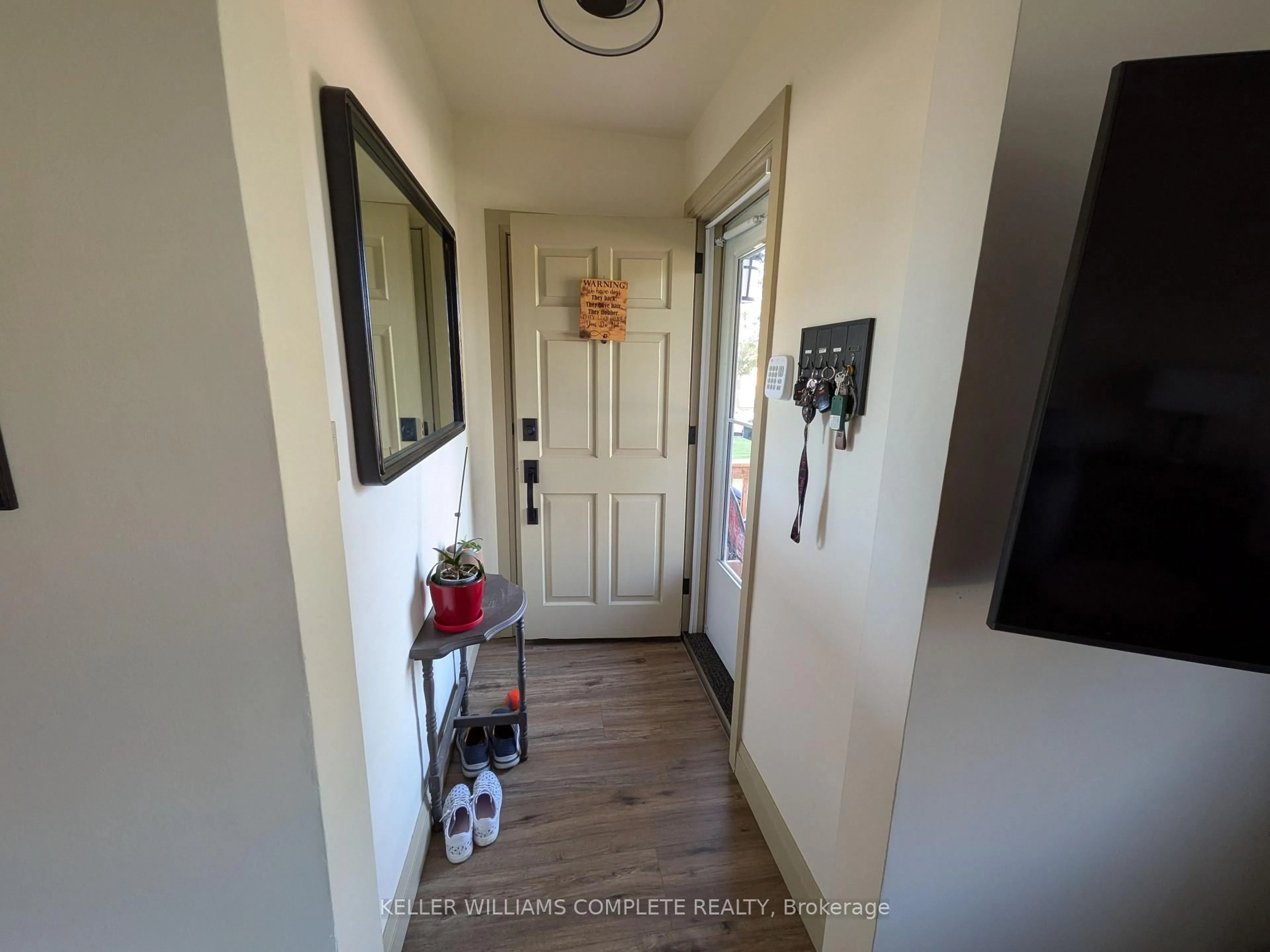 Indoor entryway for 487 SCHOLFIELD Ave, Welland Ontario L3B 1N3