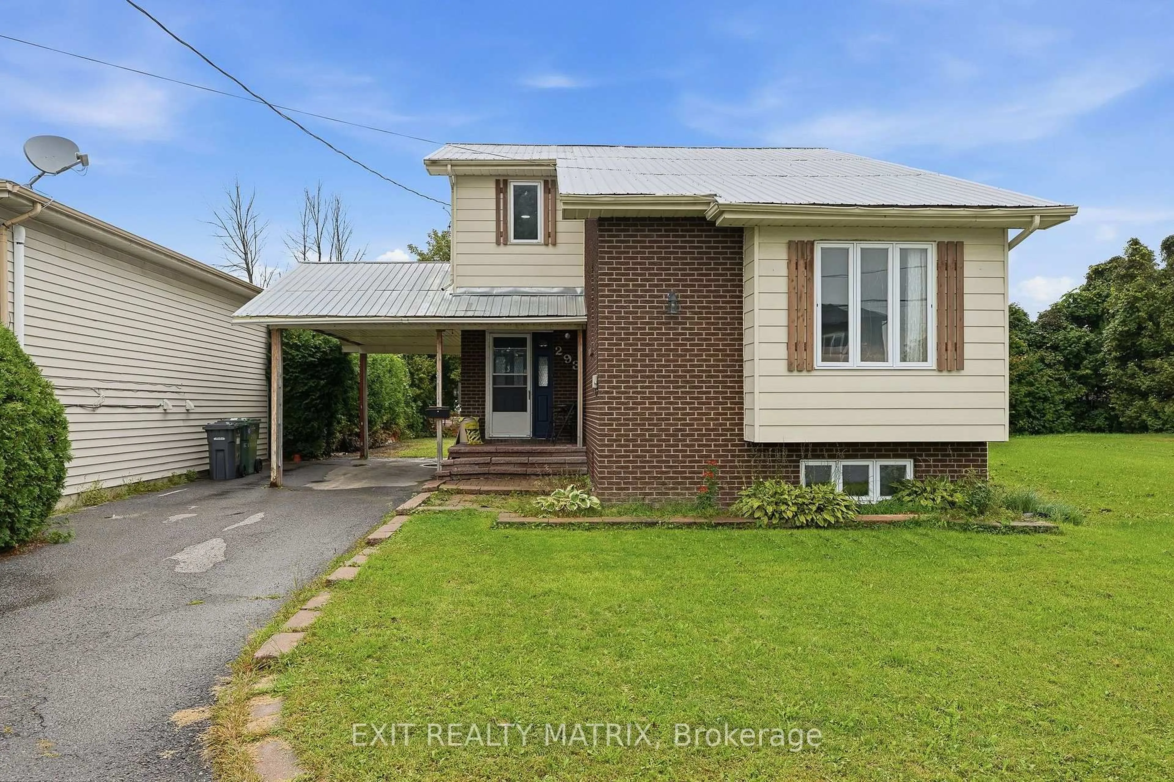 Home with brick exterior material, street for 293 Kitchener St, Hawkesbury Ontario K6A 2P1