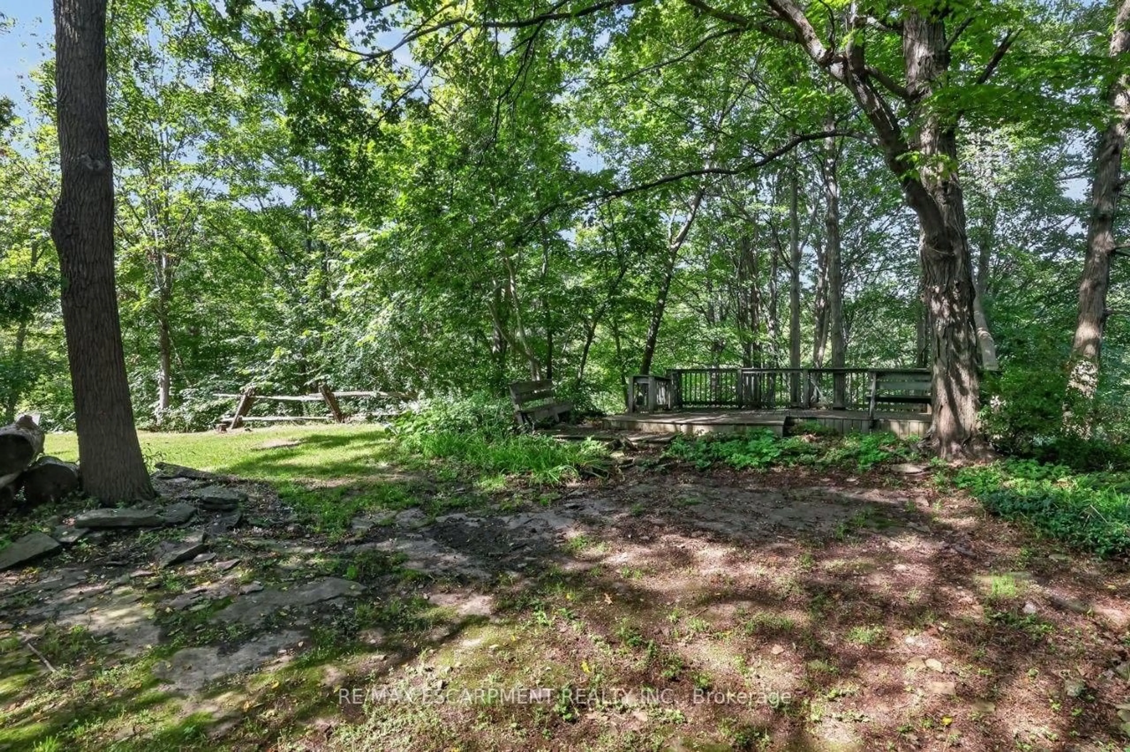 Unknown for 102 Ridge Rd, Grimsby Ontario L3M 4E7