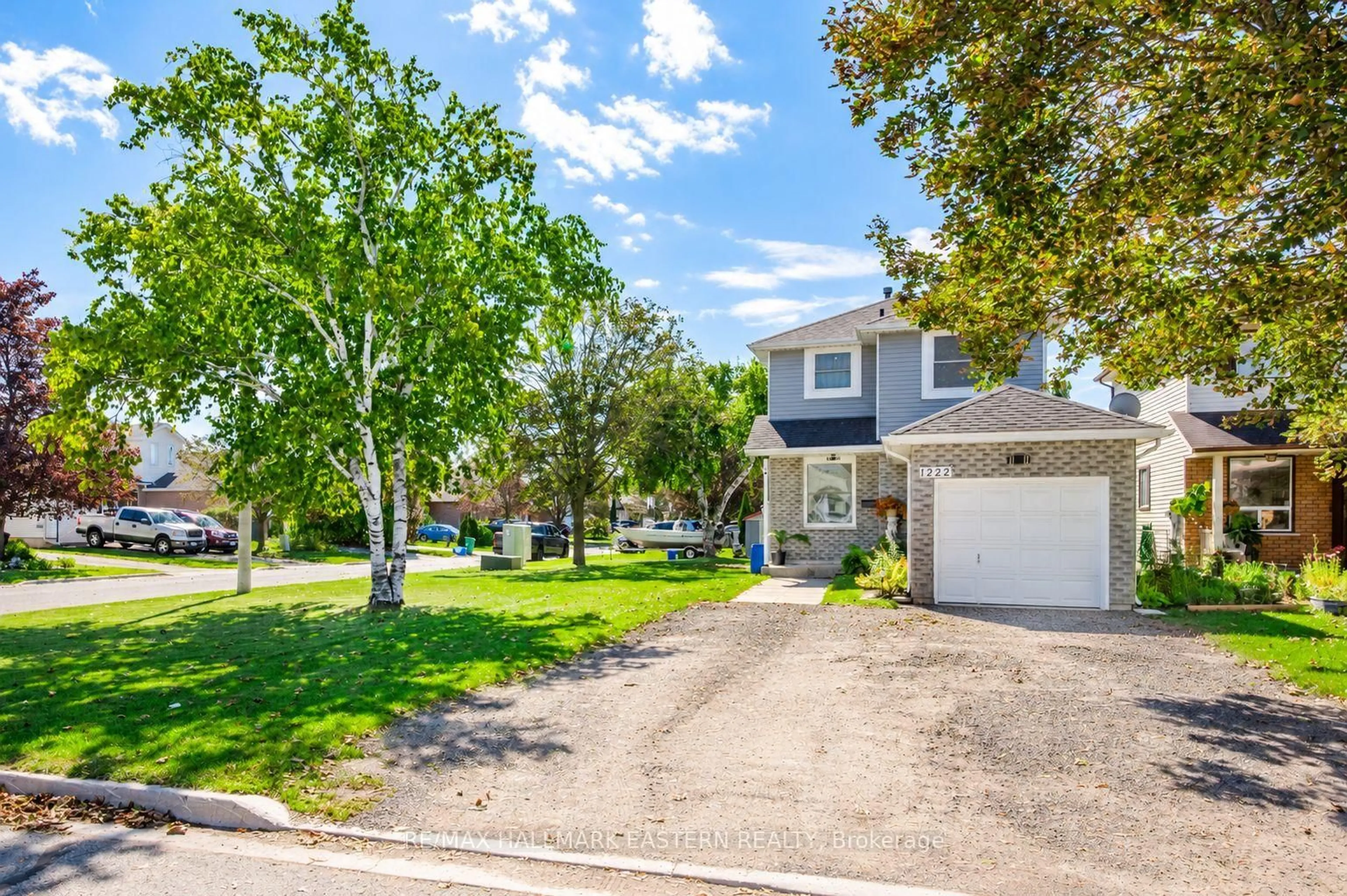A pic from outside/outdoor area/front of a property/back of a property/a pic from drone, street for 1222 Huntington Circ, Peterborough Ontario K9K 2B5