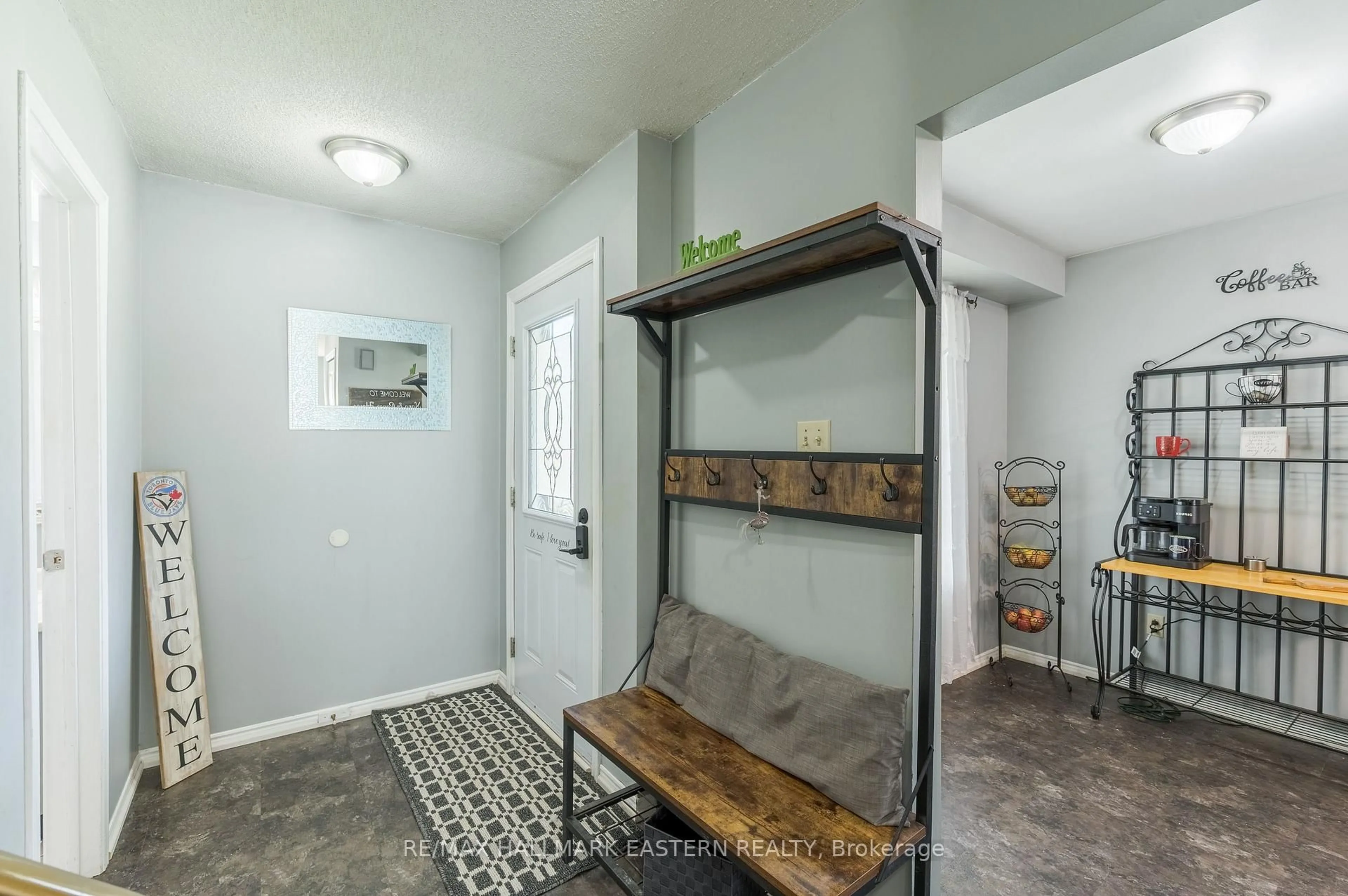 Indoor entryway for 1222 Huntington Circ, Peterborough Ontario K9K 2B5
