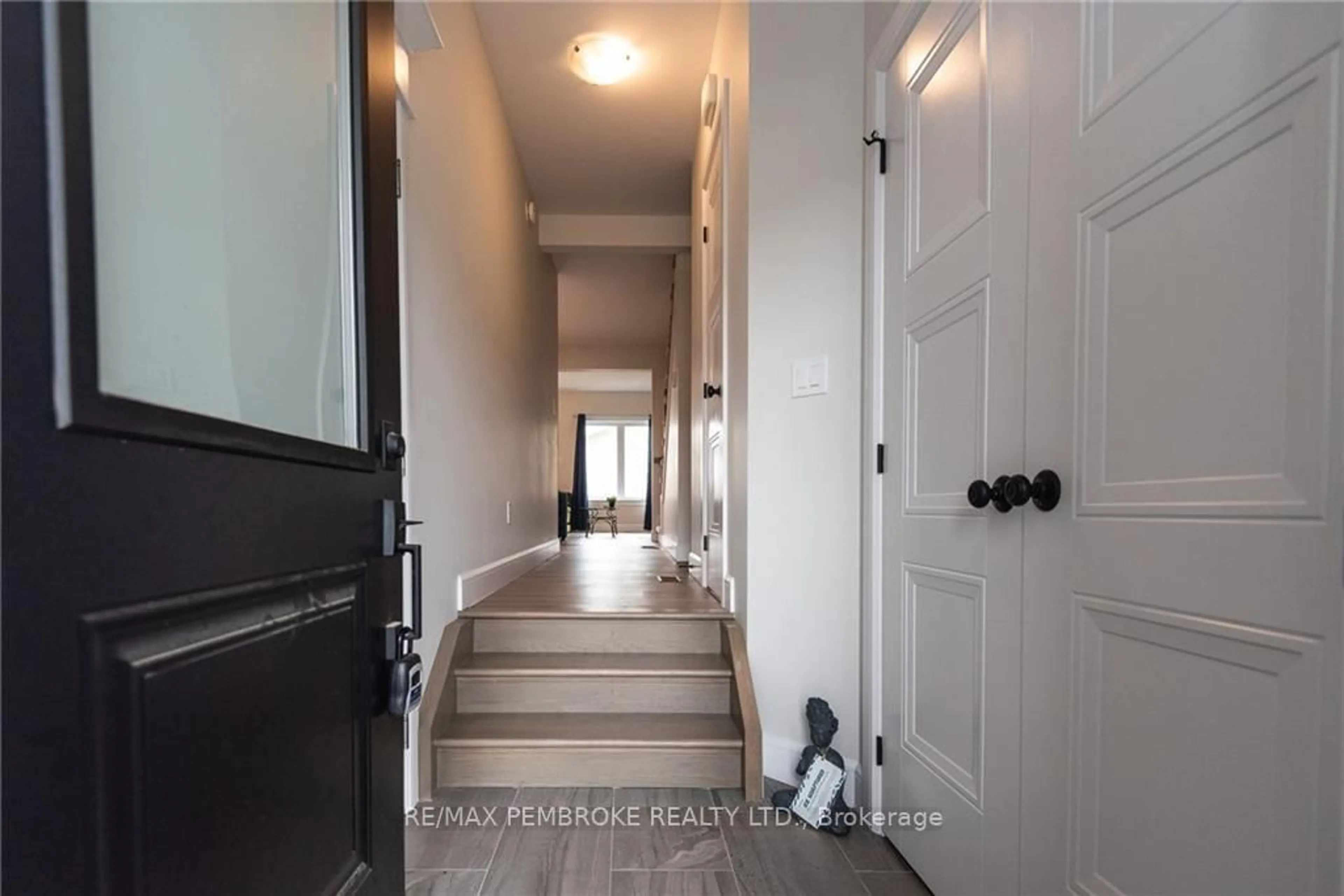 Indoor entryway for 109 CHAD St, Petawawa Ontario K8H 0G9