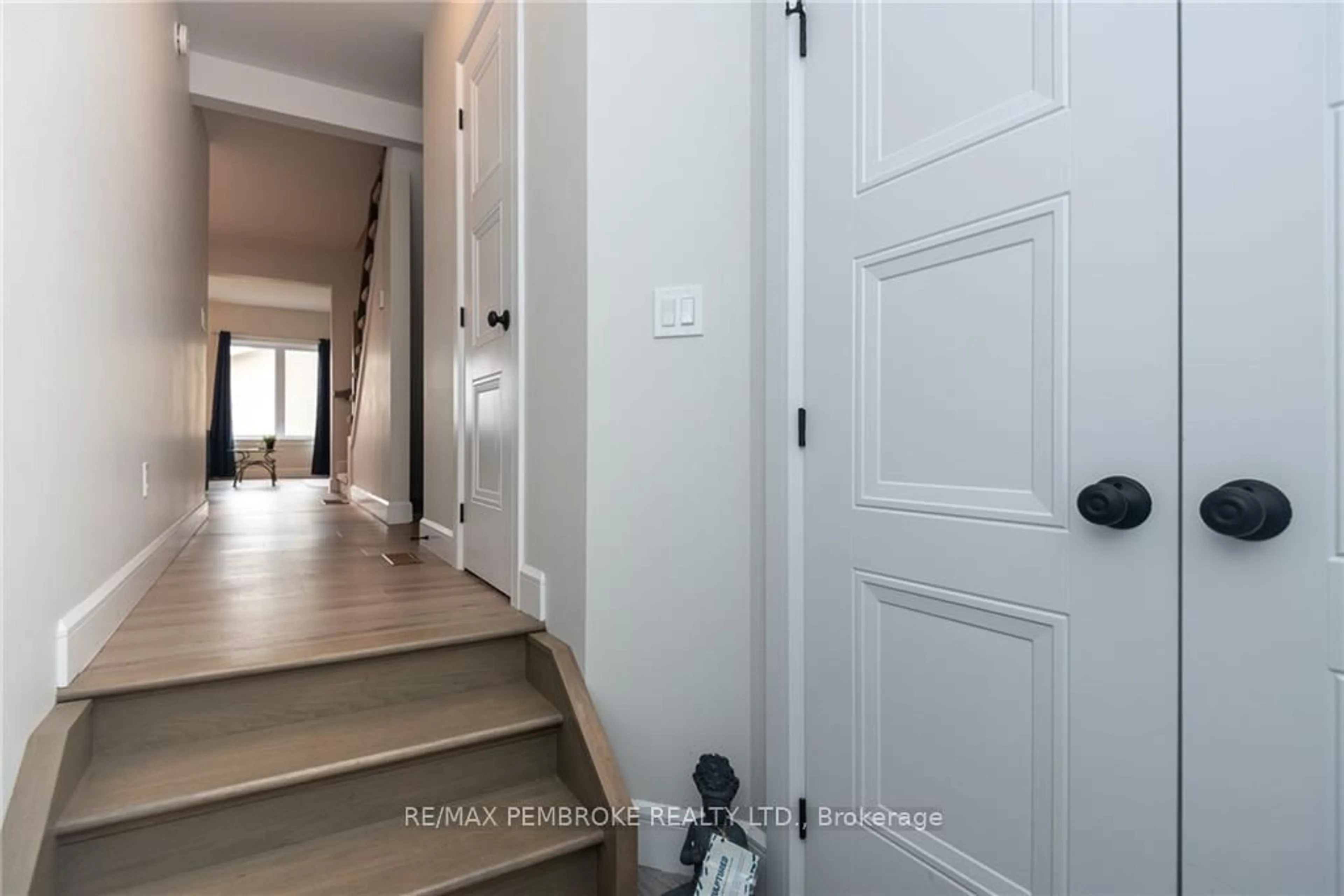 Indoor entryway for 109 CHAD St, Petawawa Ontario K8H 0G9