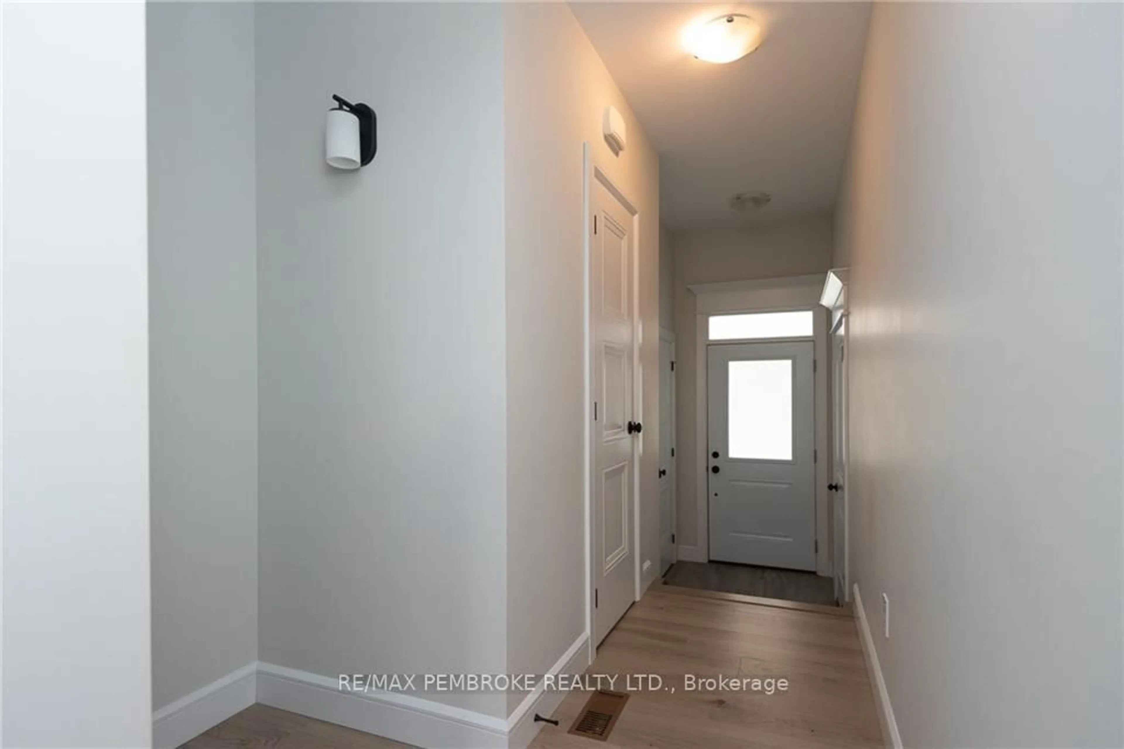 Indoor entryway for 109 CHAD St, Petawawa Ontario K8H 0G9