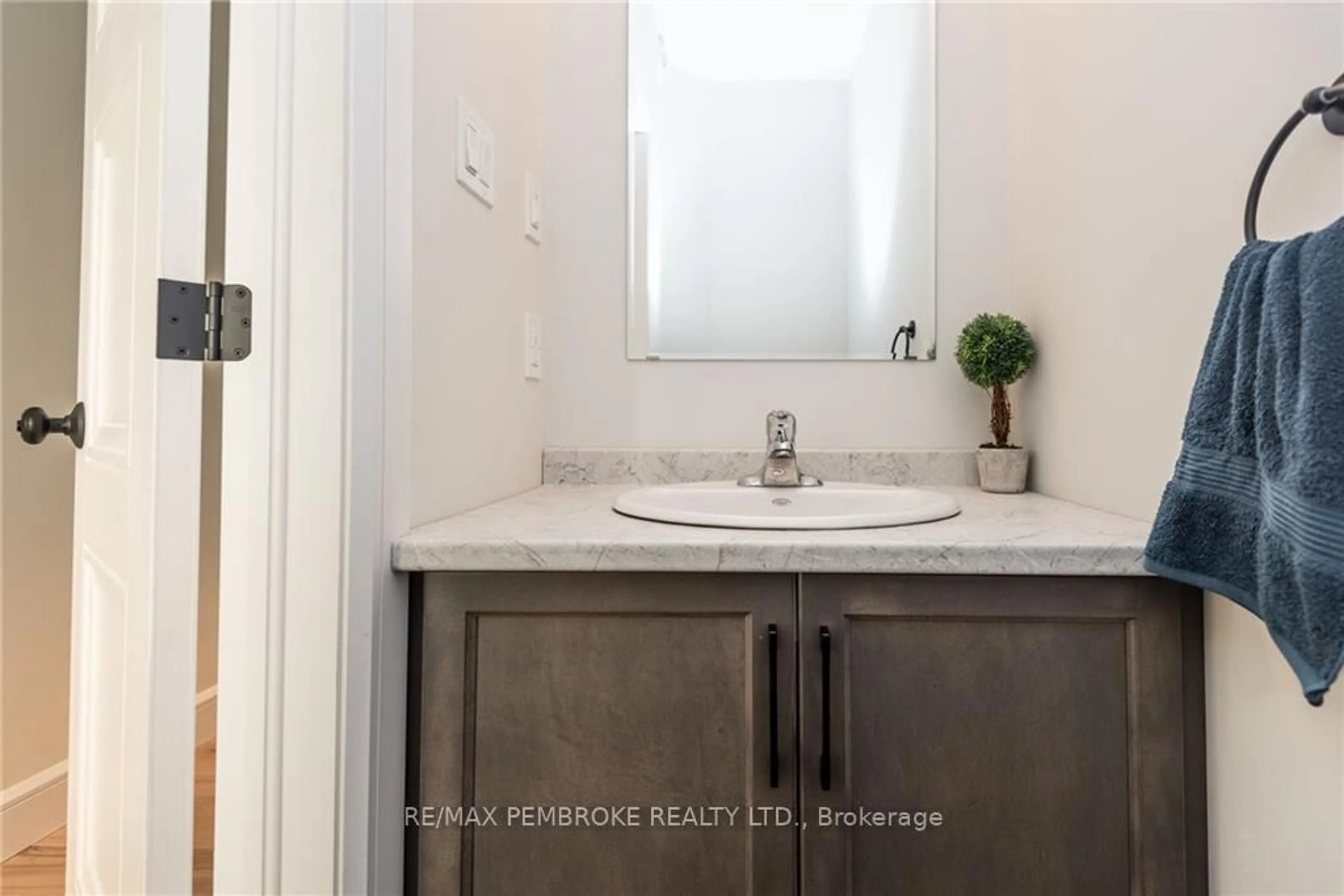Standard bathroom, ceramic/tile floor for 109 CHAD St, Petawawa Ontario K8H 0G9