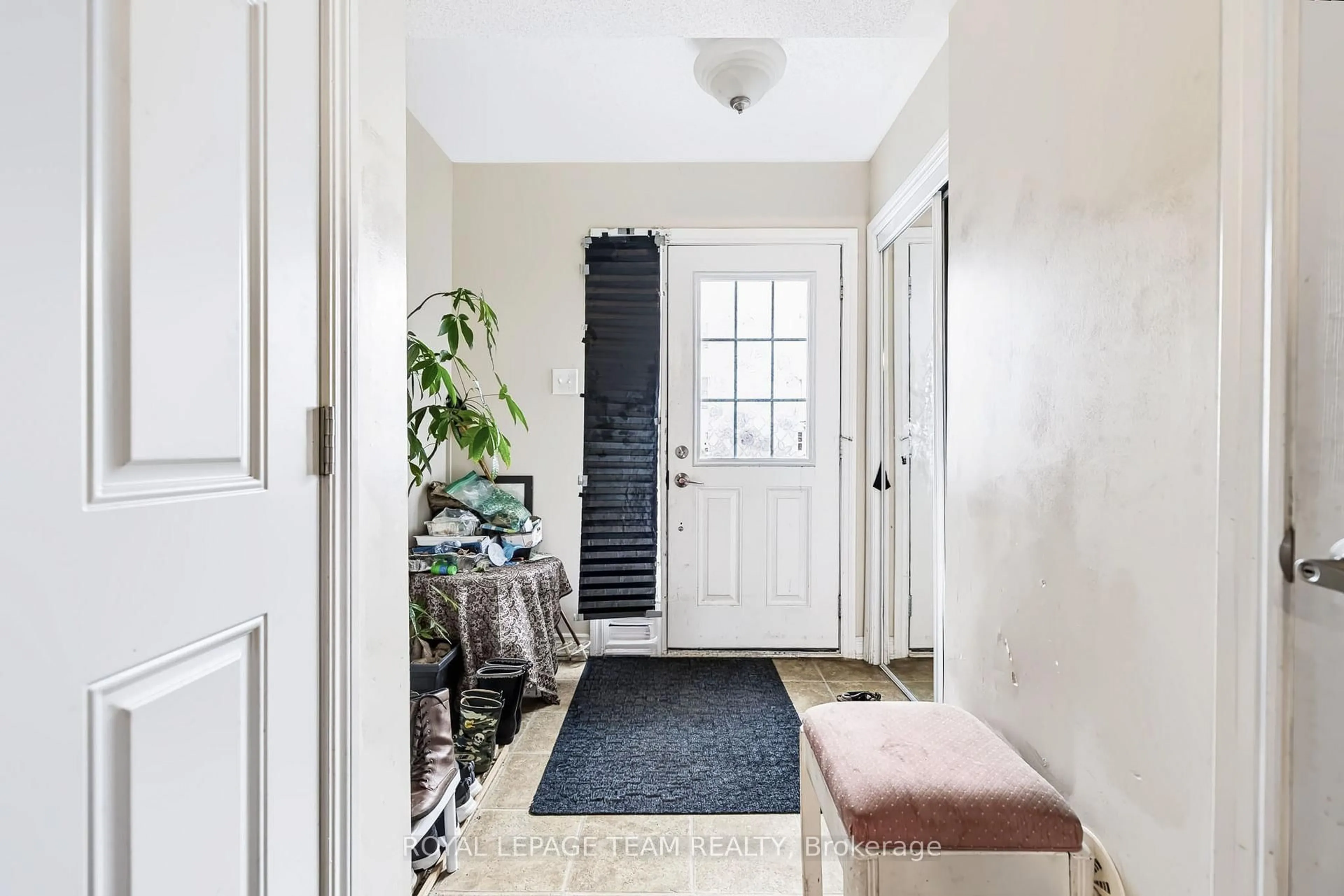 Indoor entryway for 2510 Nutgrove Ave, Ottawa Ontario K2J 0X3