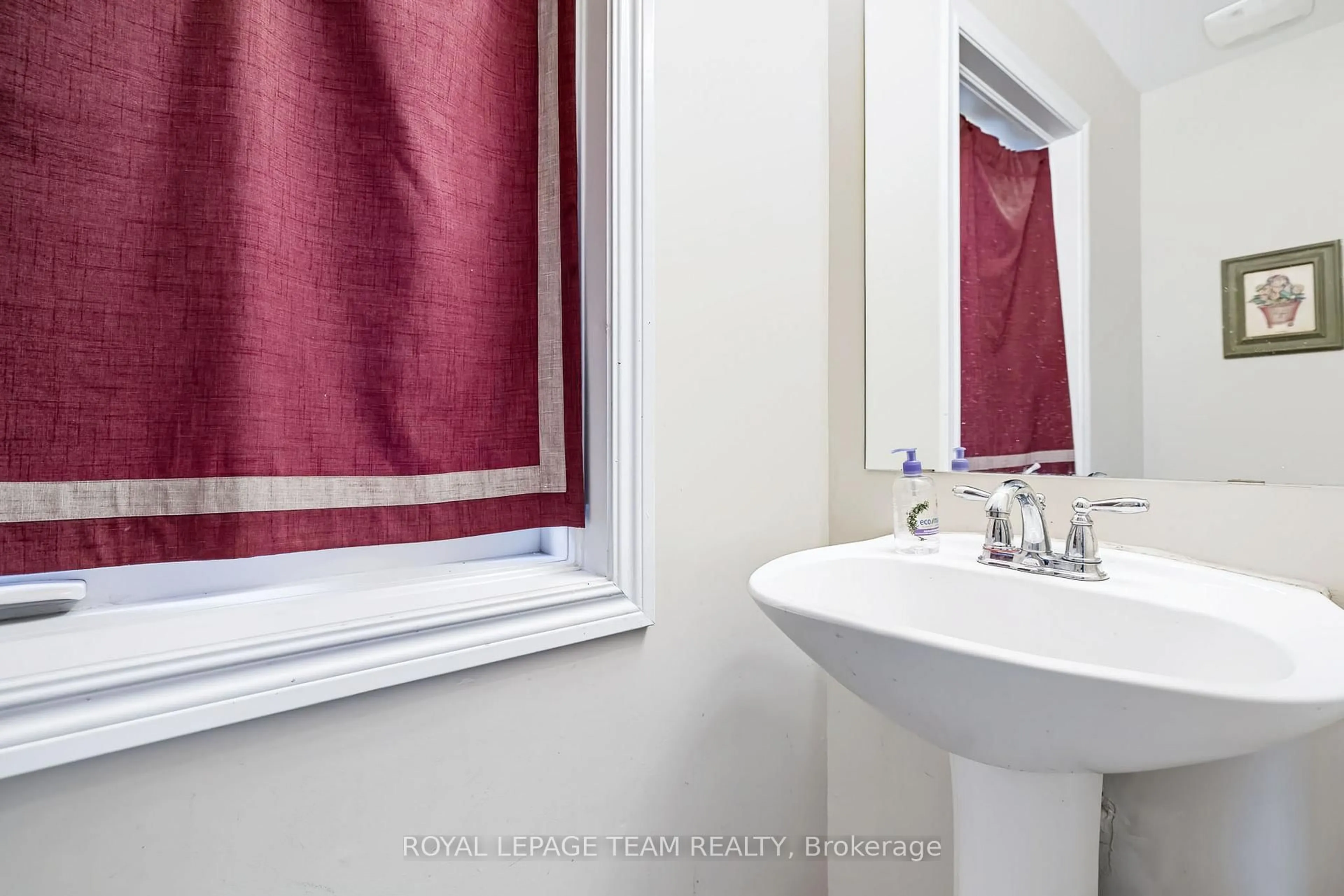 Standard bathroom, ceramic/tile floor for 2510 Nutgrove Ave, Ottawa Ontario K2J 0X3
