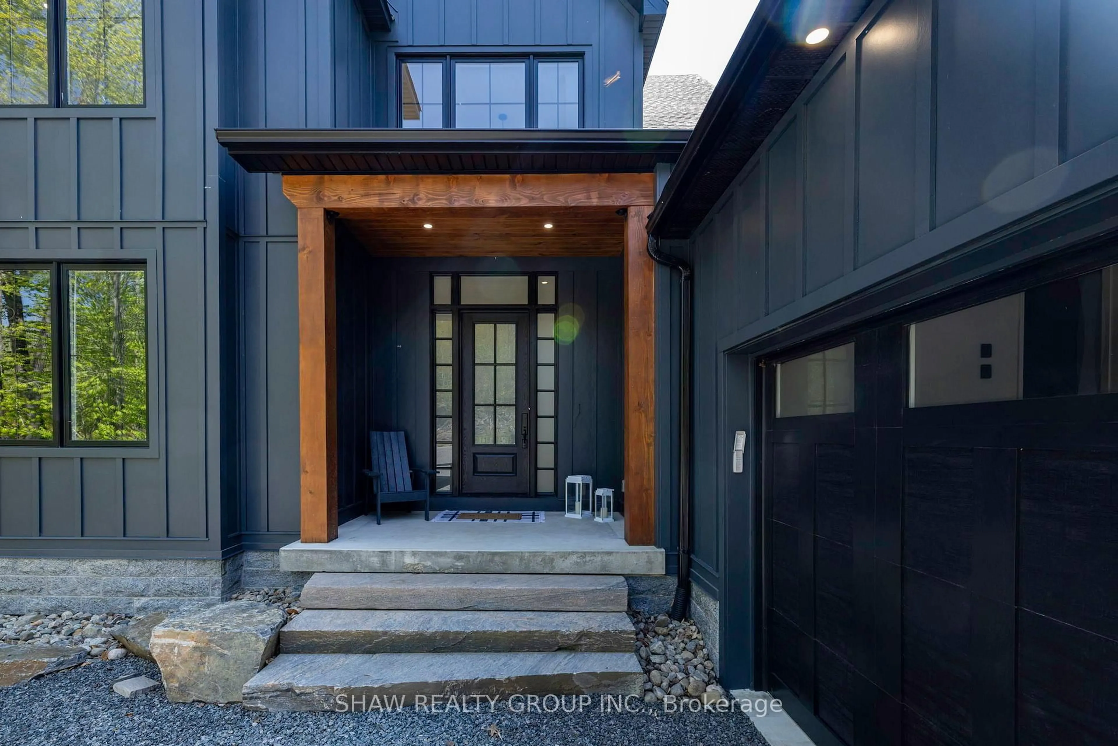 Indoor entryway for 14 St Georges Crt, Huntsville Ontario P1H 1A5