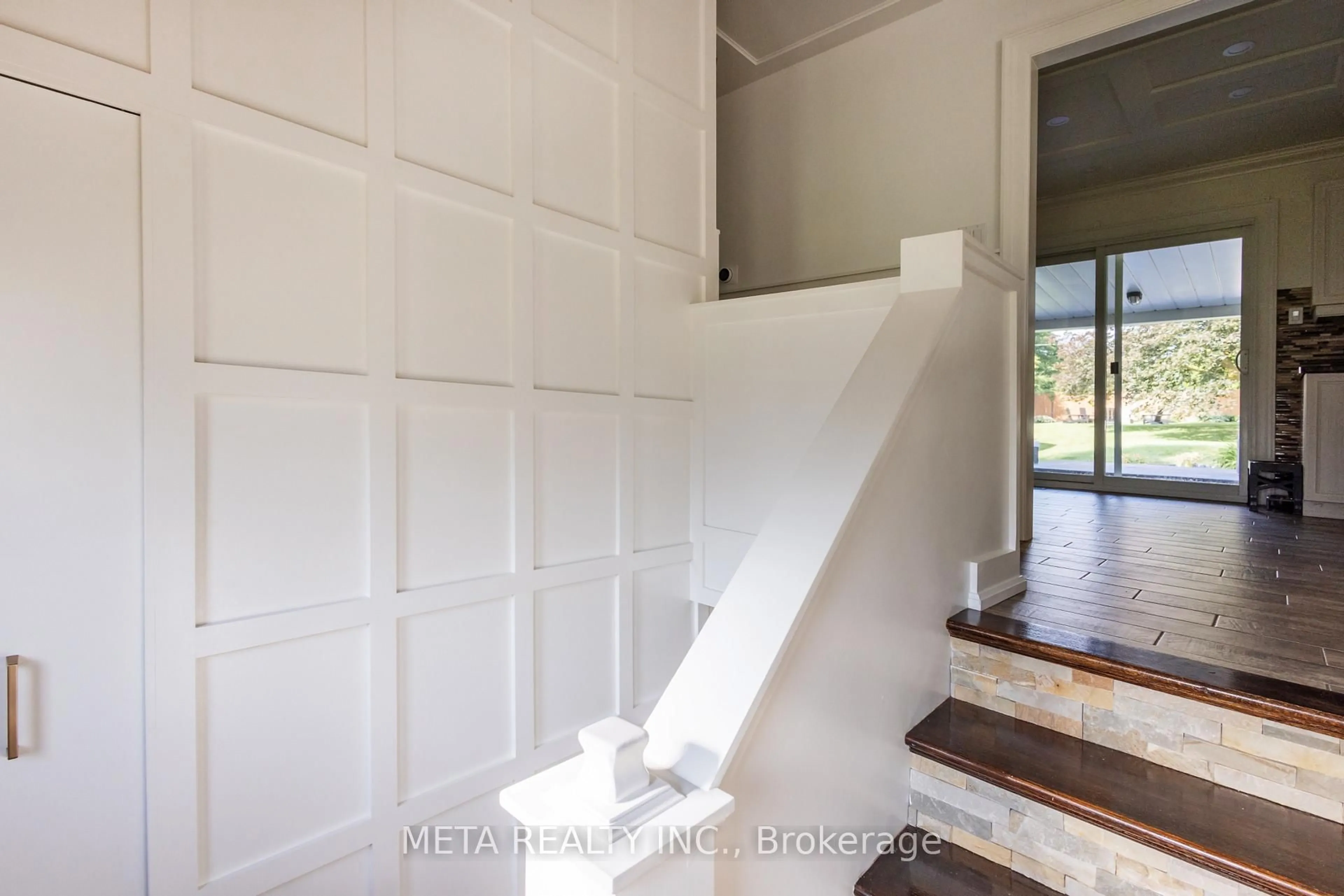 Indoor foyer for 3 Randy Ave, Mono Ontario L9W 1Z8