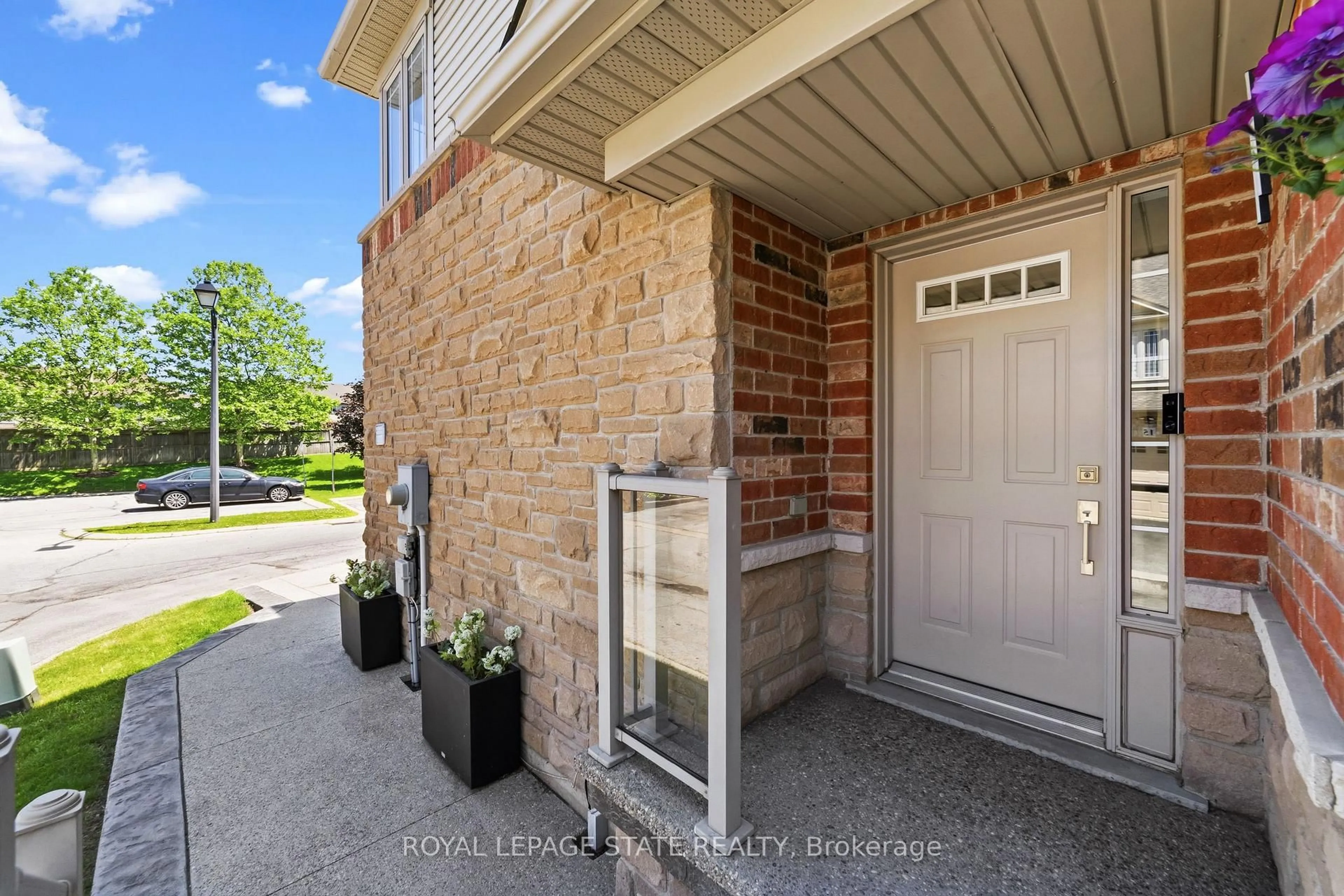 Indoor entryway for 242 Upper Mount Albion Rd #13, Hamilton Ontario L8J 0B1