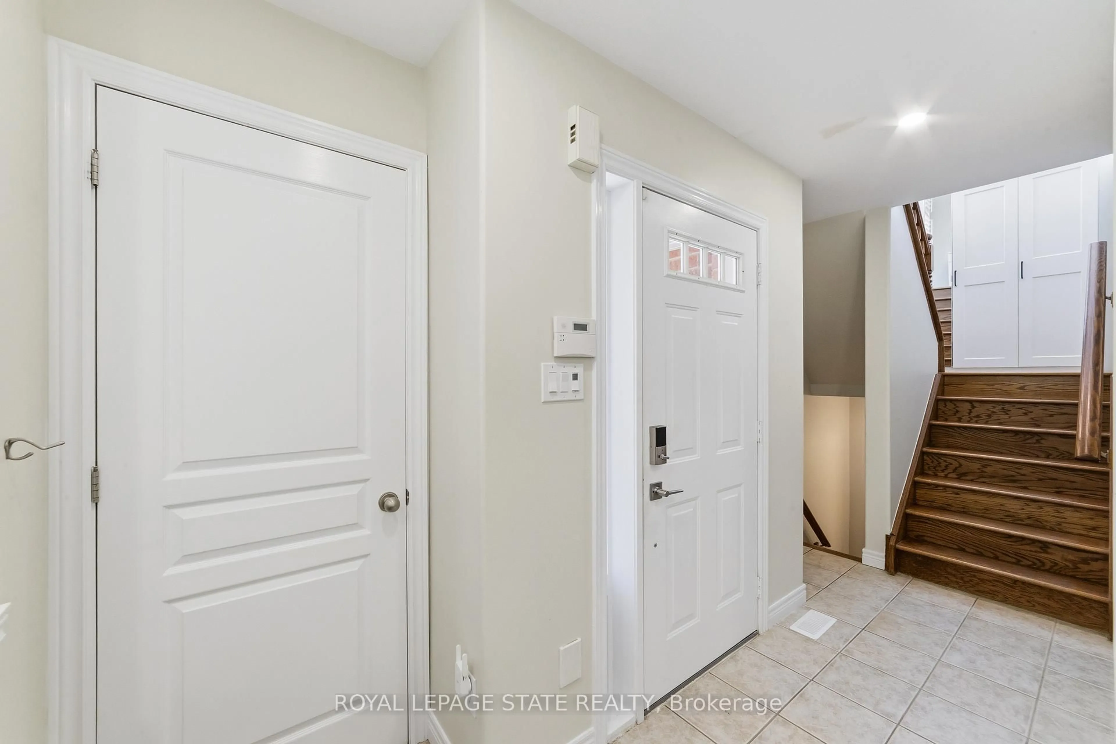Indoor entryway for 242 Upper Mount Albion Rd #13, Hamilton Ontario L8J 0B1
