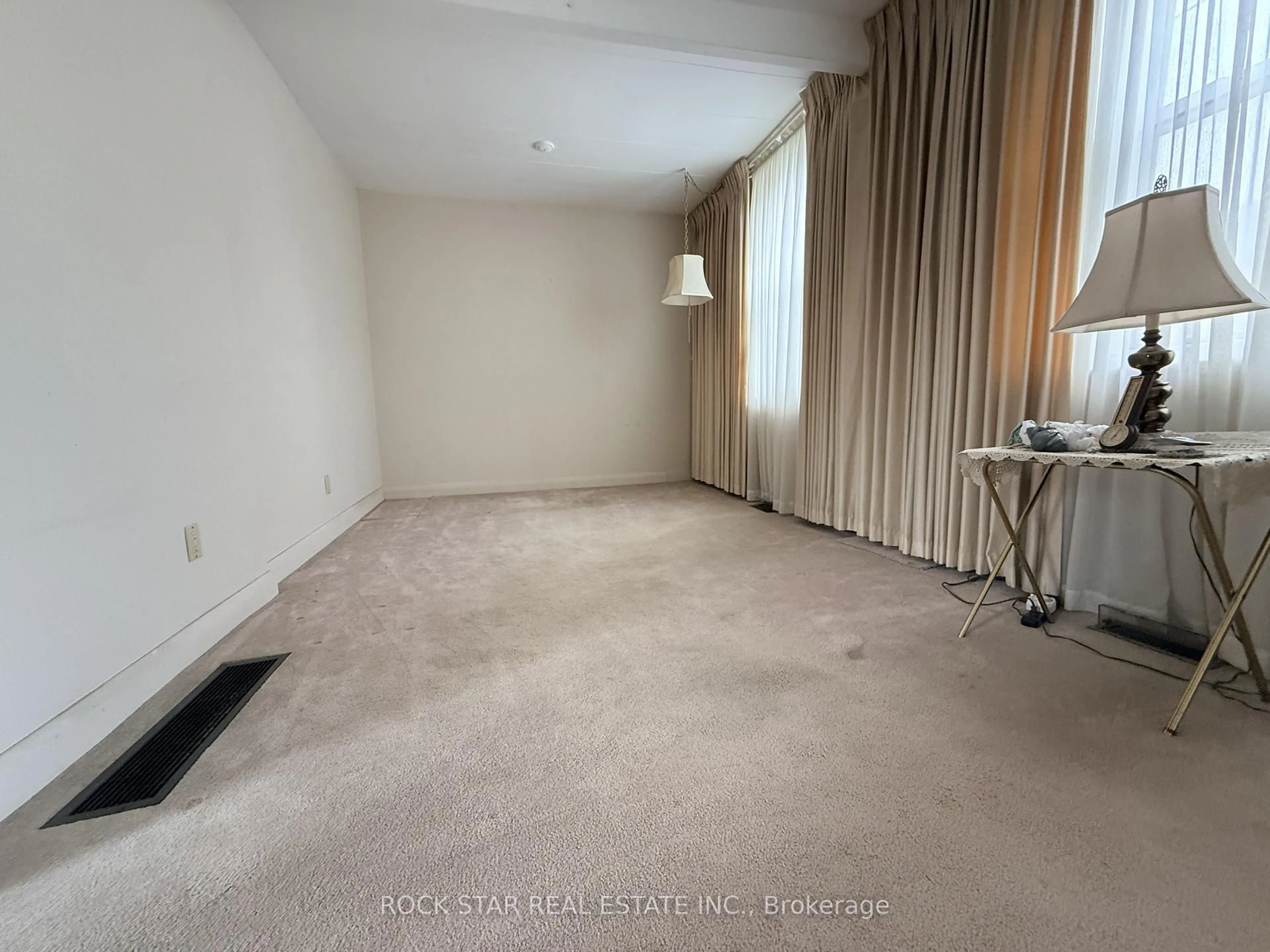 A pic of a room for 358 Barton St, Hamilton Ontario L8L 2X9