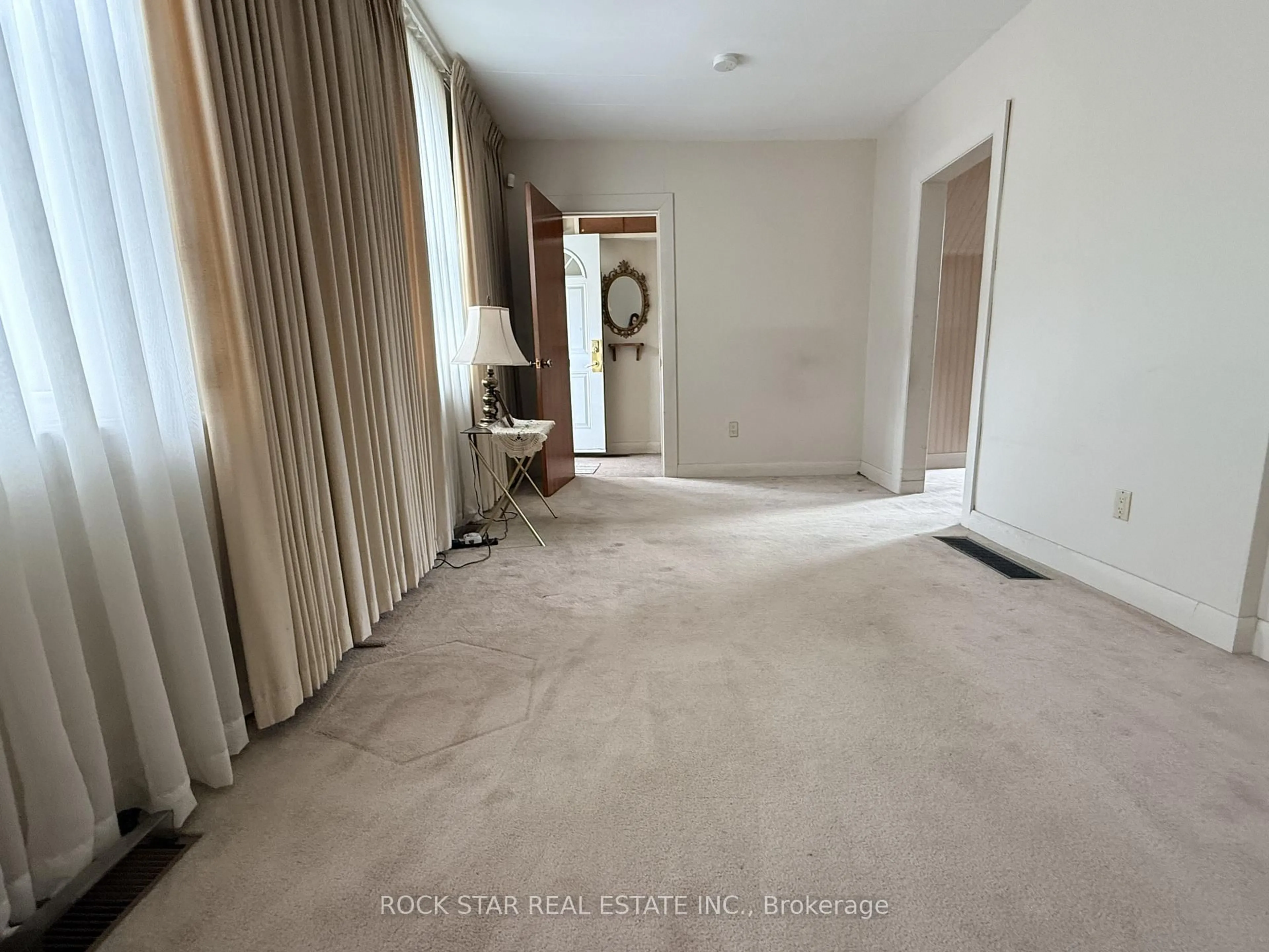 A pic of a room for 358 Barton St, Hamilton Ontario L8L 2X9