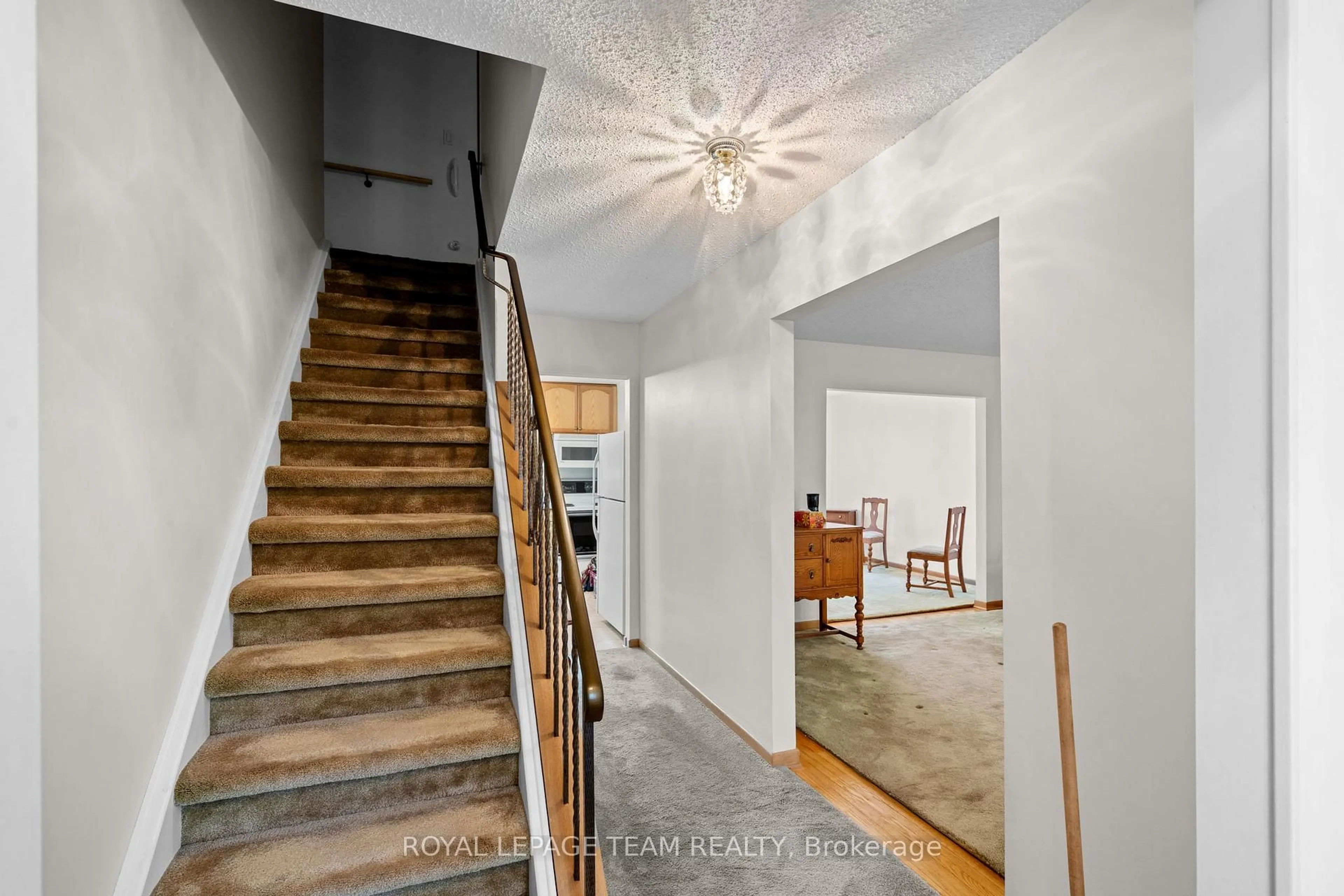 Indoor entryway for 7 Centrepark Dr, Ottawa Ontario K1B 3C2