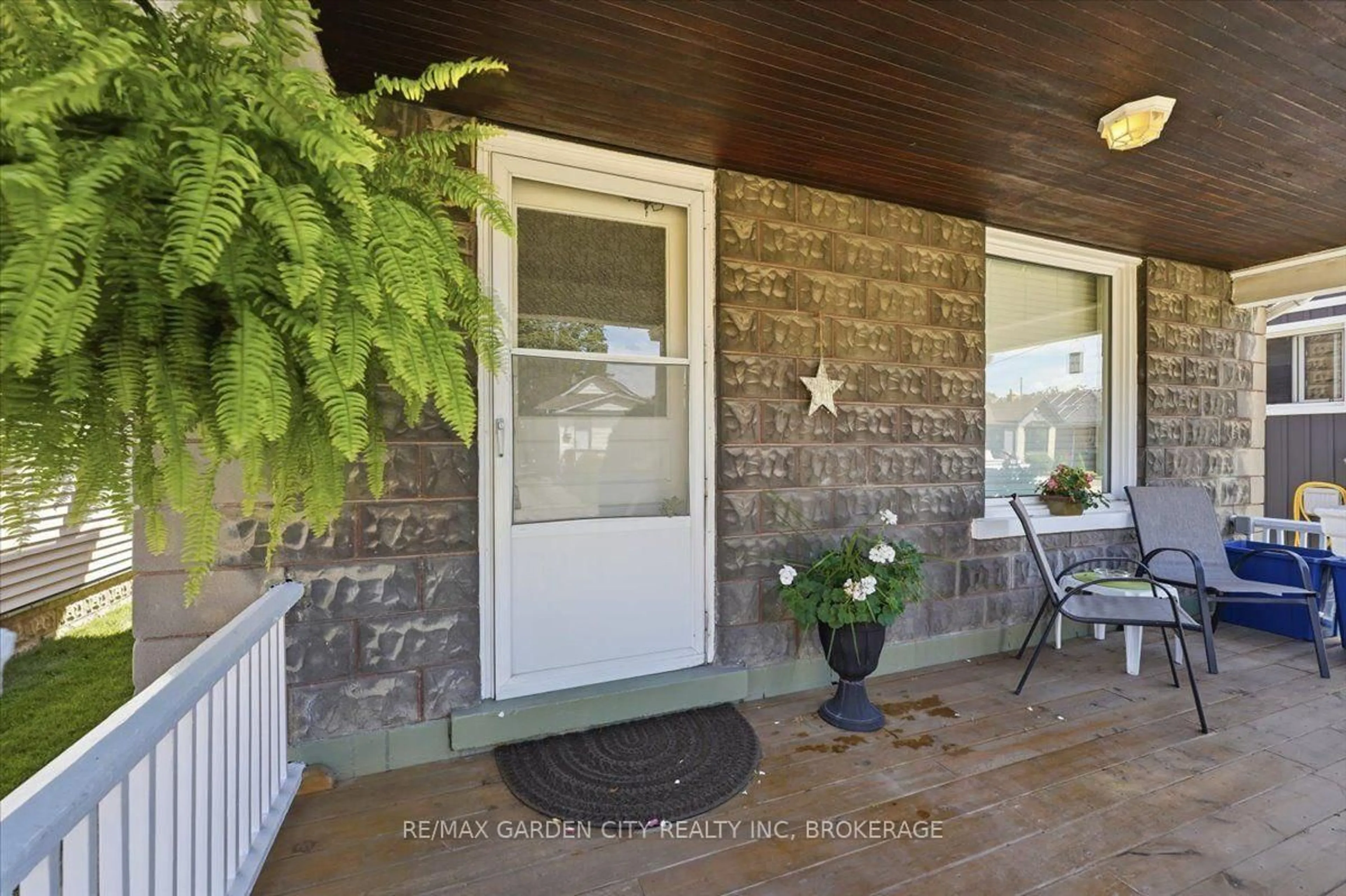 Indoor entryway for 70 Lowell Ave, St. Catharines Ontario L3R 2E1