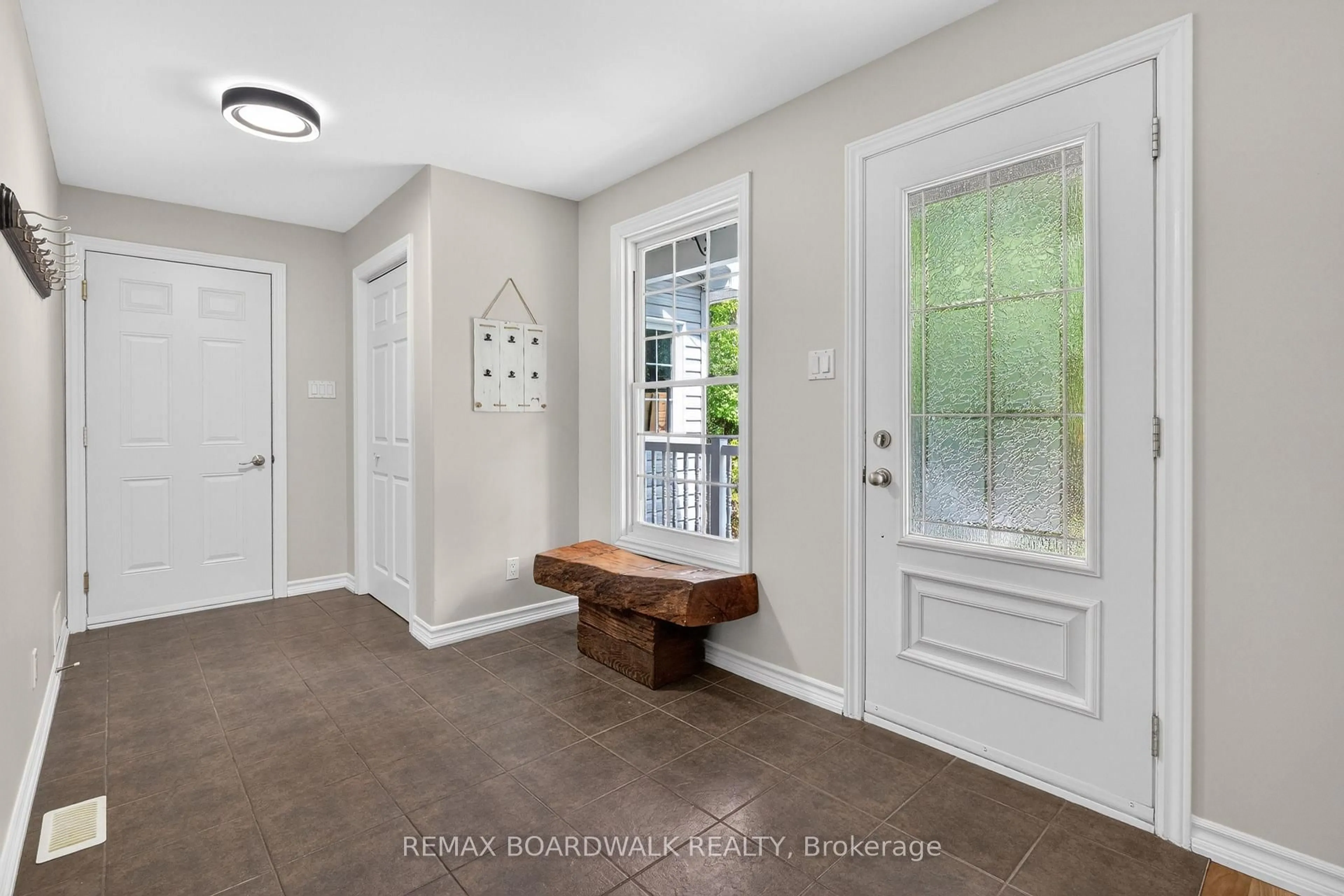 Indoor entryway for 14930 Concession 10-11 Rd, North Stormont Ontario K0A 1R0