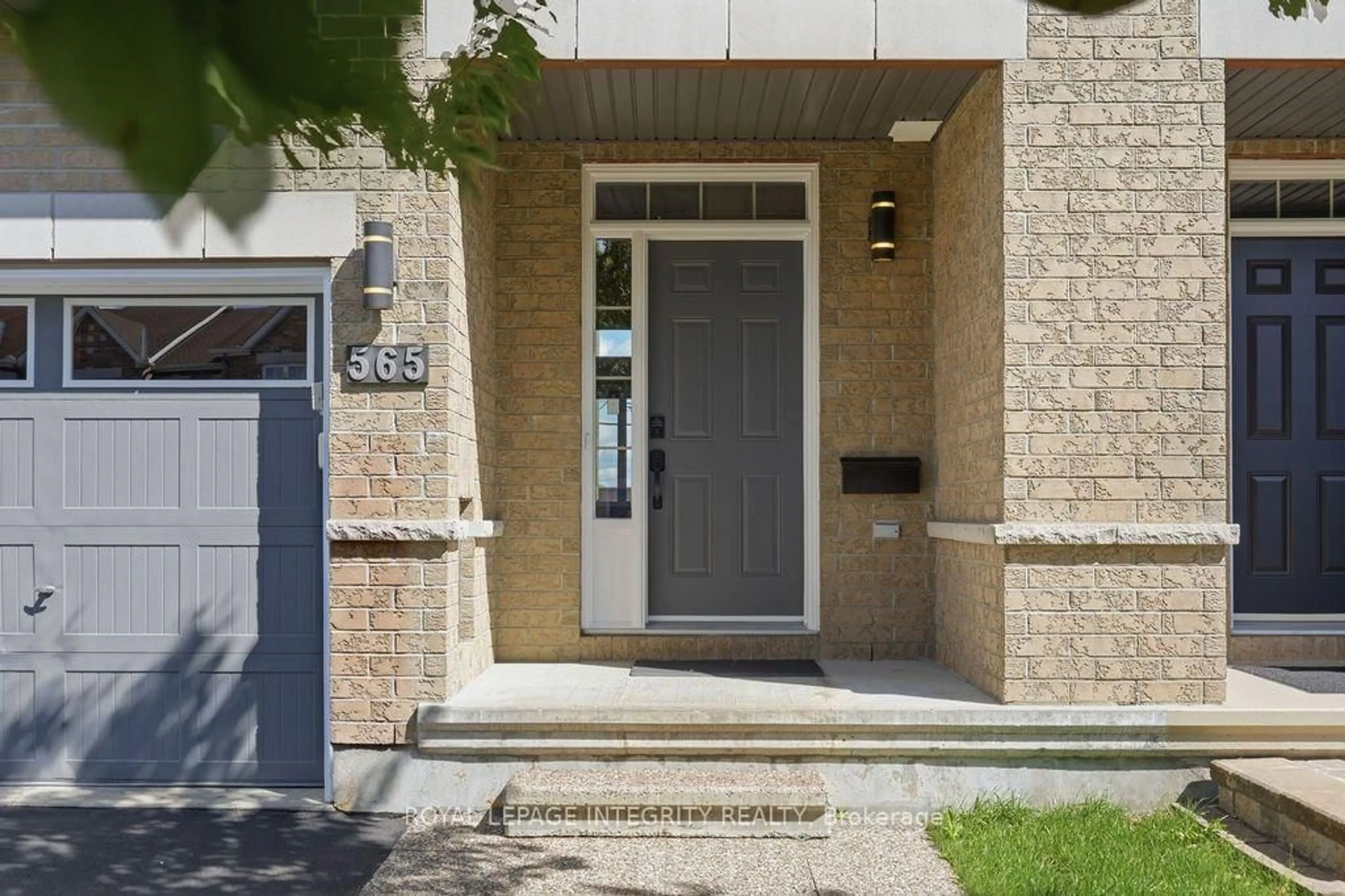 Indoor entryway for 565 Remnor Ave, Ottawa Ontario K2T 0A5