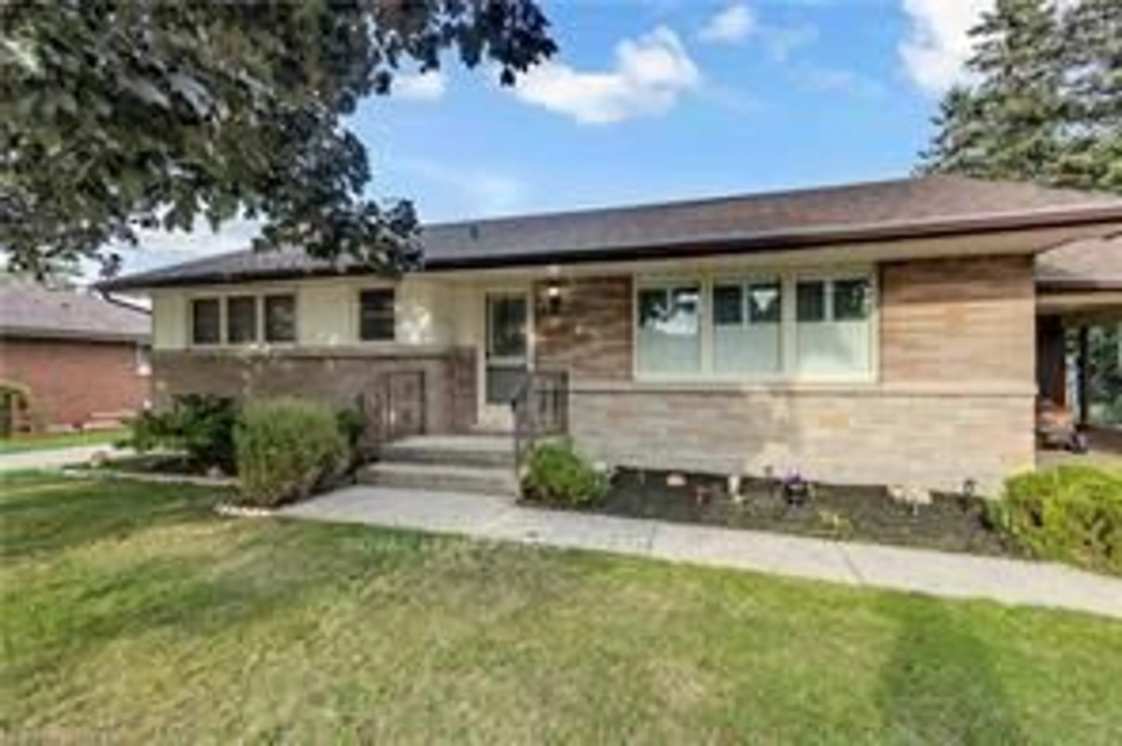 Home with brick exterior material, street for 18 Kingsmount Cres, Brantford Ontario N3T 5L7