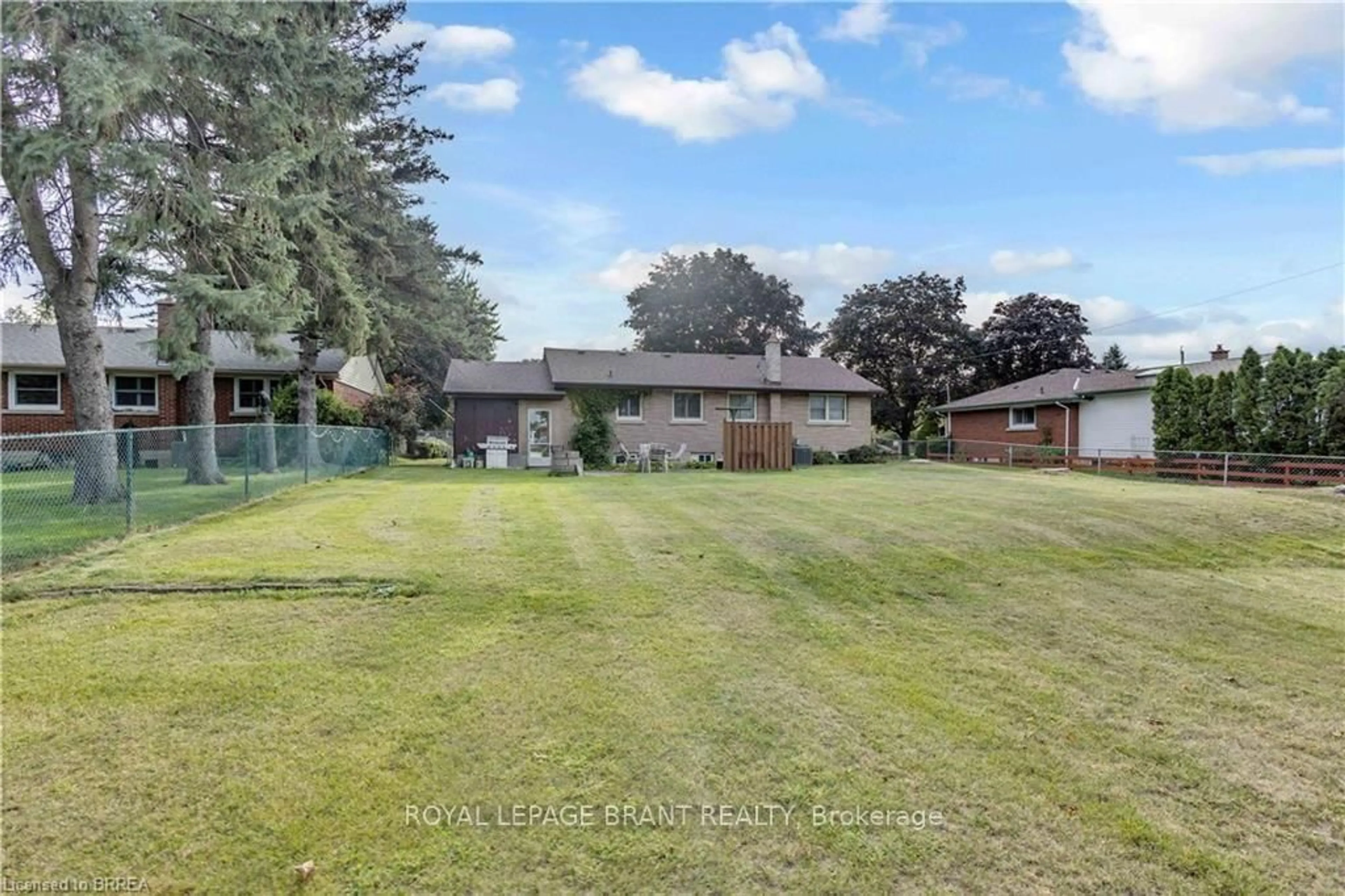 A pic from outside/outdoor area/front of a property/back of a property/a pic from drone, unknown for 18 Kingsmount Cres, Brantford Ontario N3T 5L7