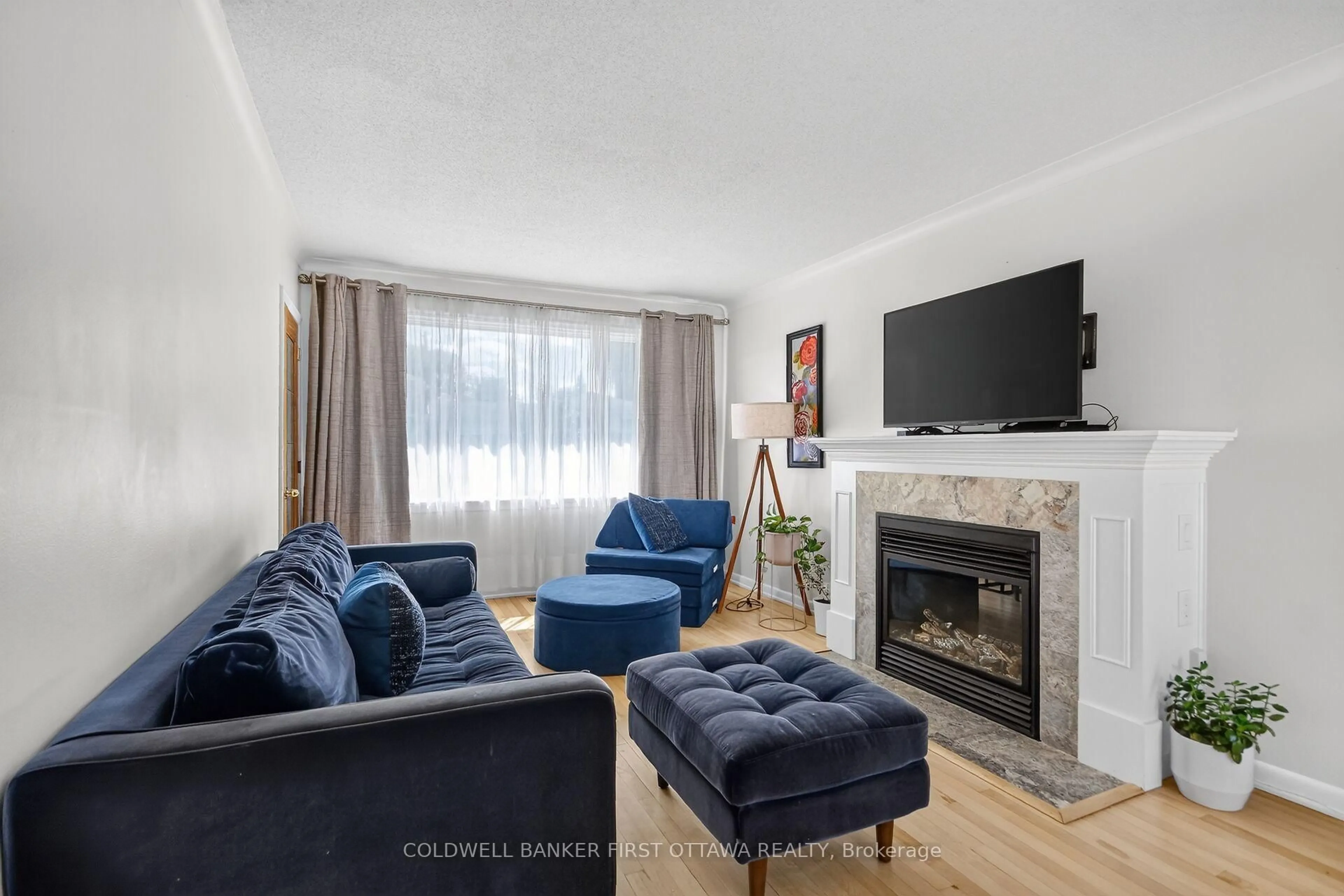 Living room with furniture, unknown for 779 Halstead St, Ottawa Ontario K1G 1M5