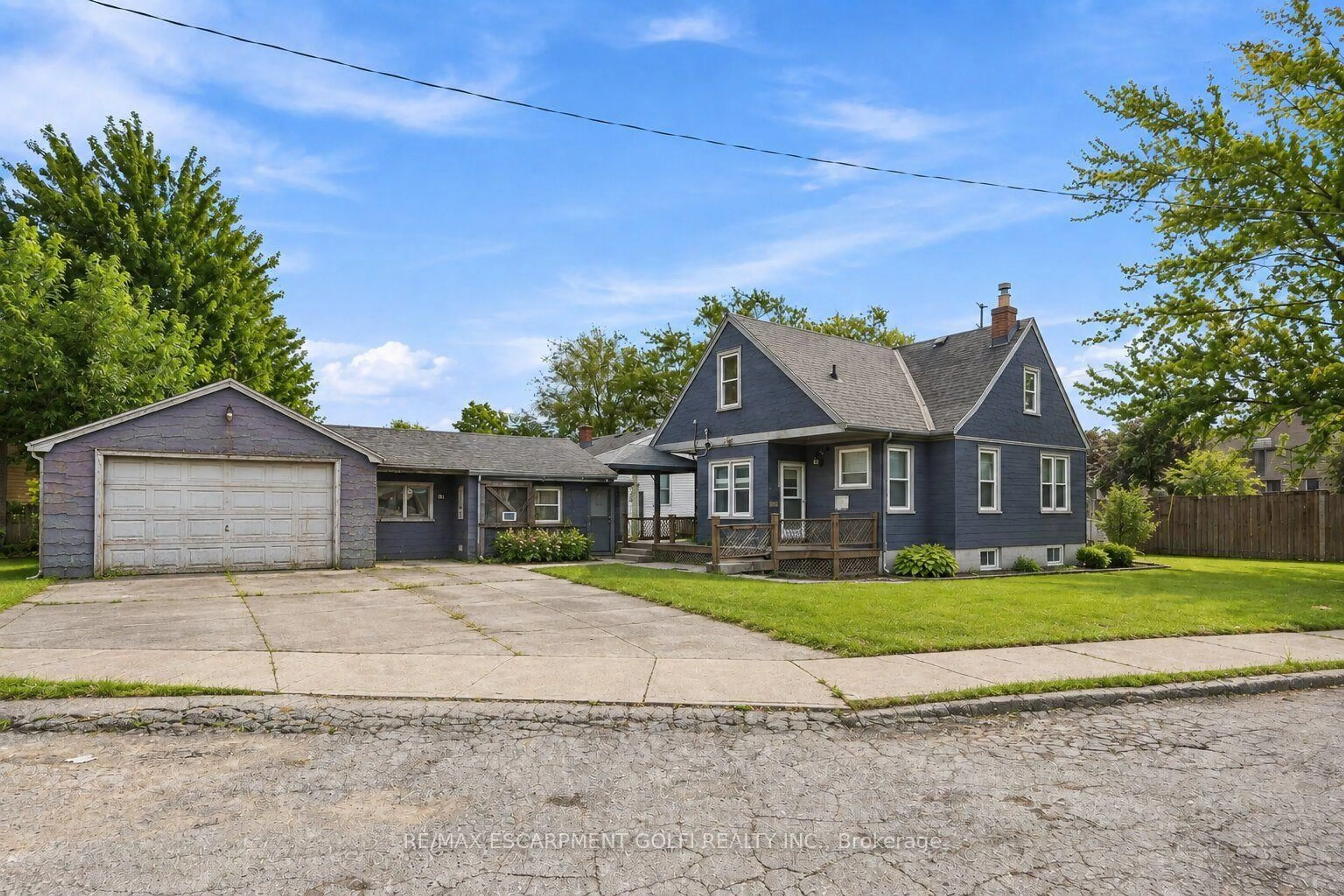 A pic from outside/outdoor area/front of a property/back of a property/a pic from drone, street for 240 Pelham Rd, St. Catharines Ontario L2S 1X6