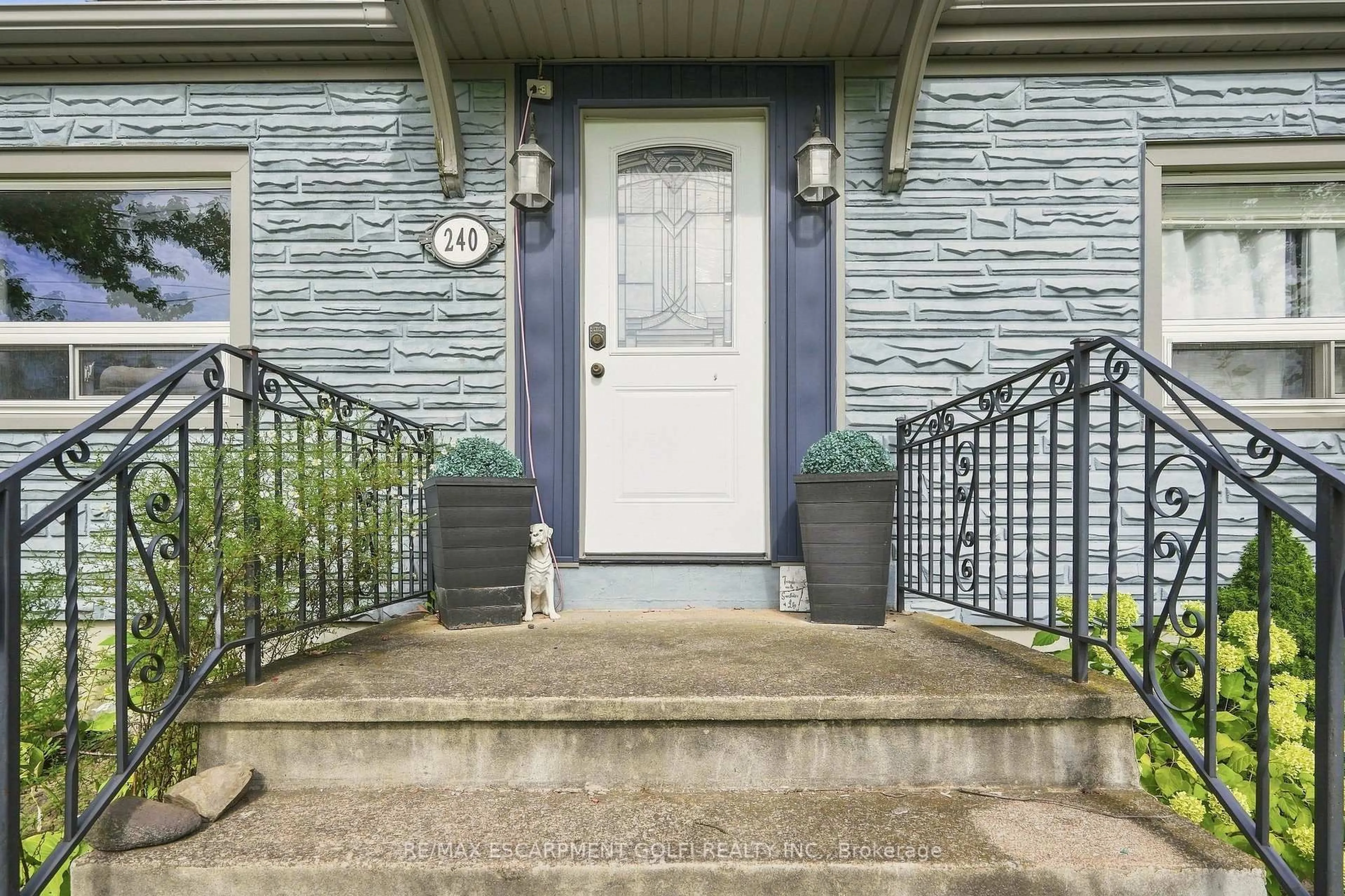 Indoor entryway for 240 Pelham Rd, St. Catharines Ontario L2S 1X6