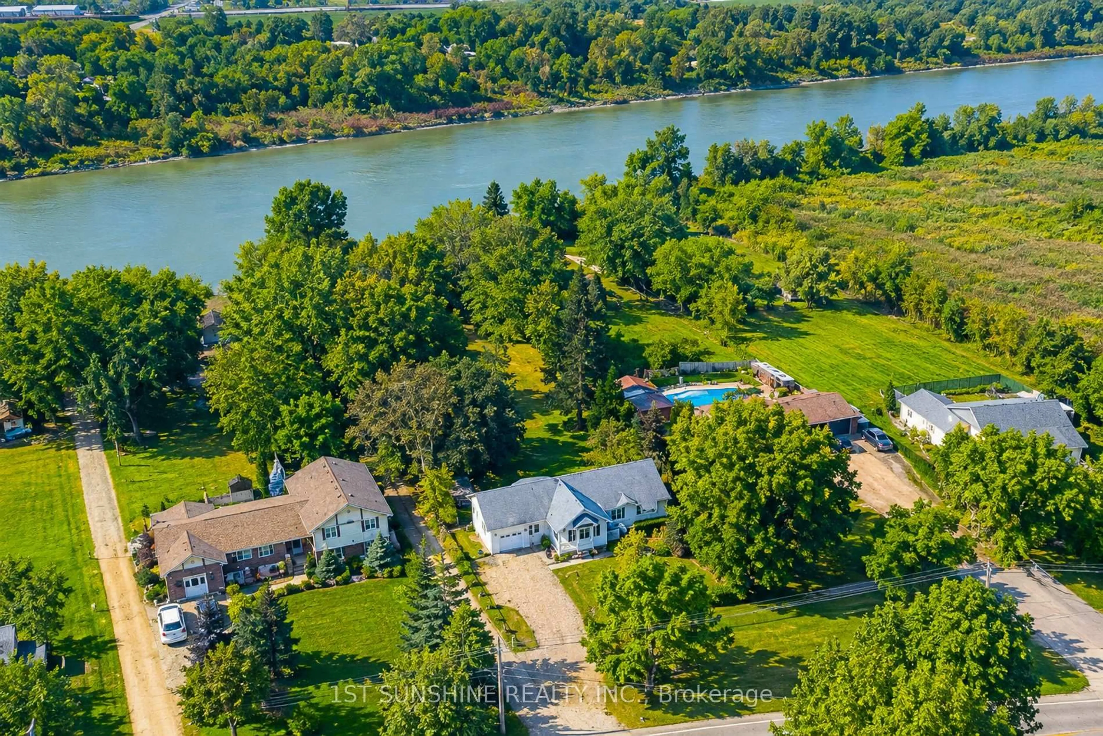 A pic from outside/outdoor area/front of a property/back of a property/a pic from drone, water/lake/river/ocean view for 306 RIVERSIDE Dr, Welland Ontario L3C 5E5