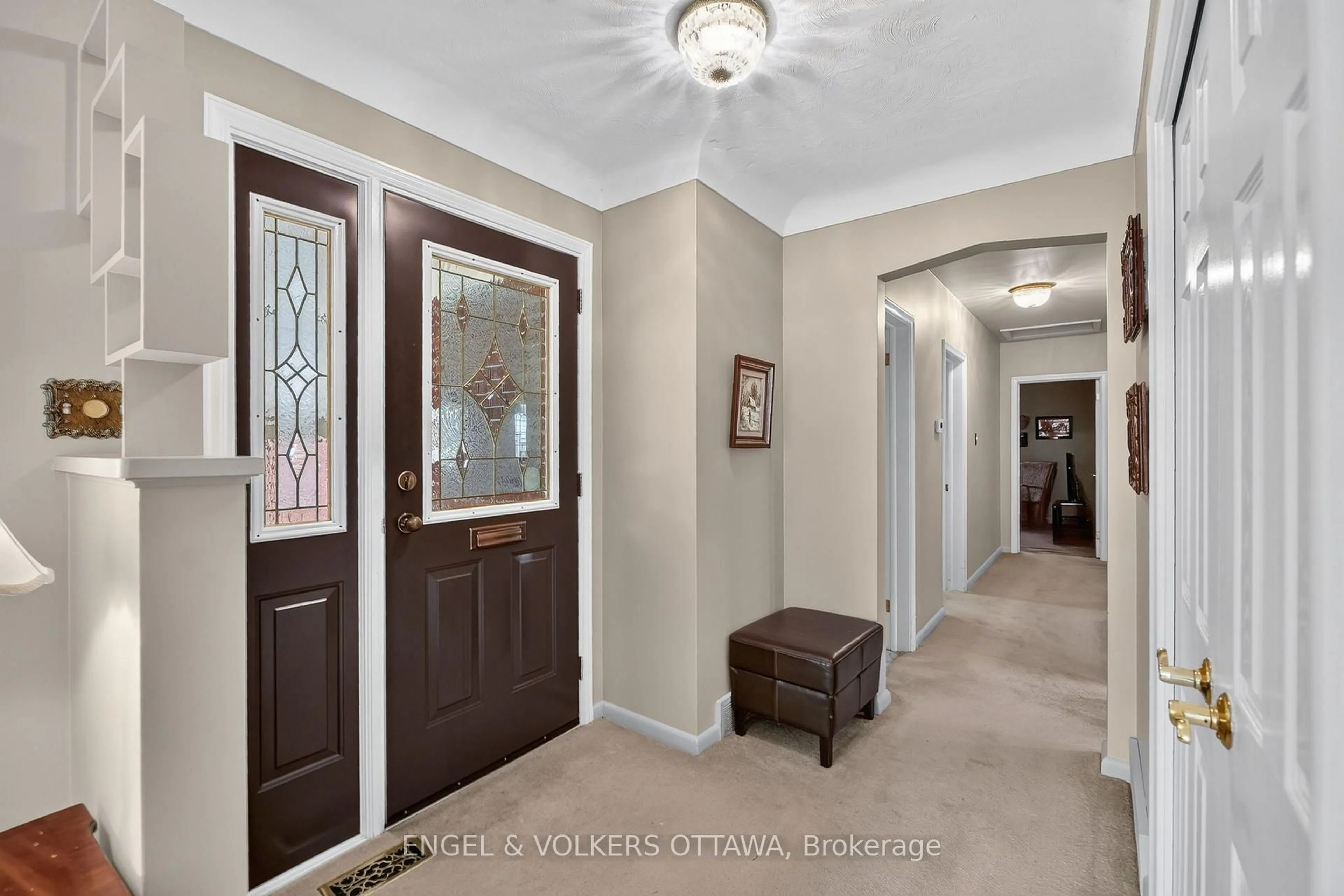 Indoor entryway for 783 Wingate Dr, Ottawa Ontario K1G 1S2