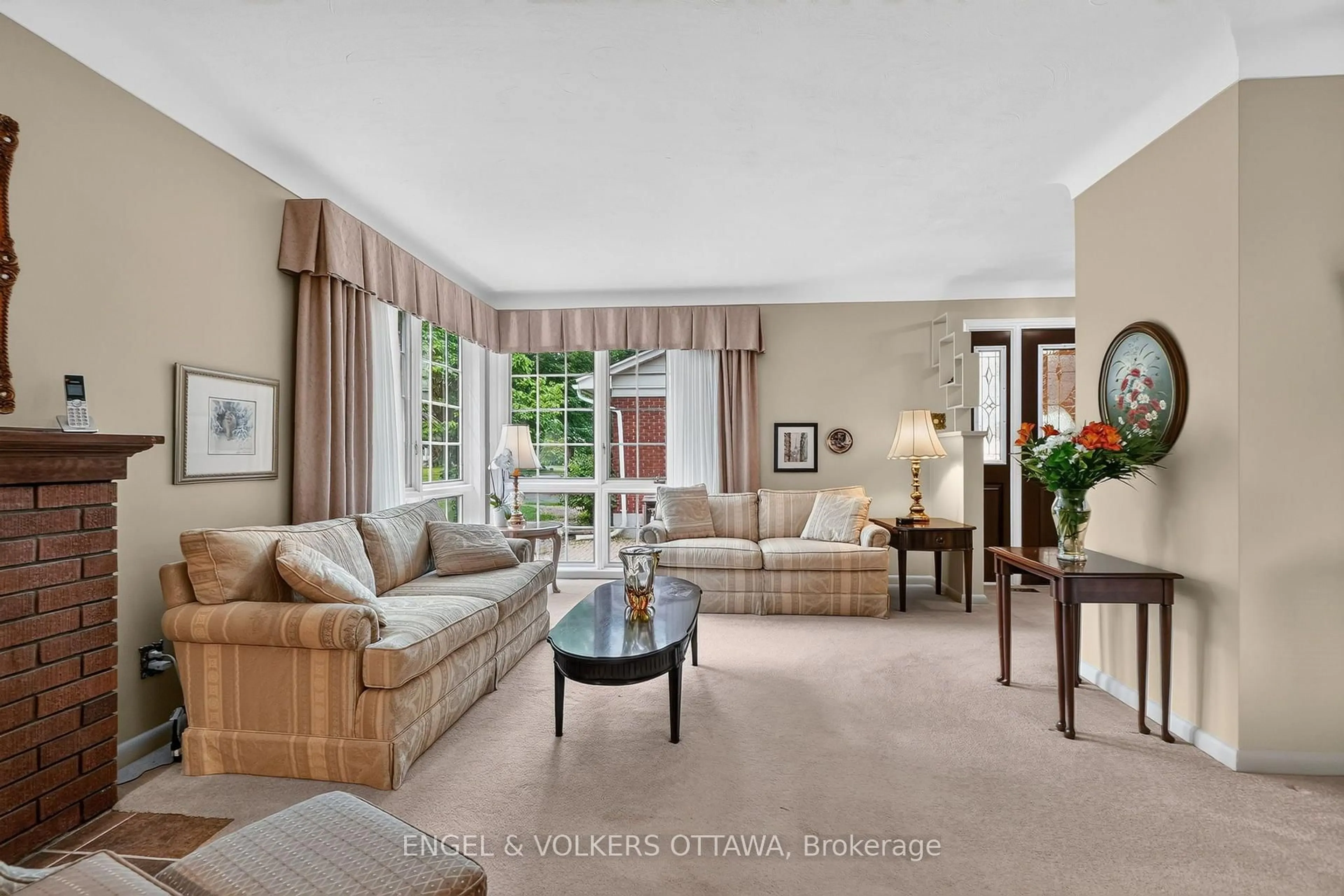 Living room with furniture, unknown for 783 Wingate Dr, Ottawa Ontario K1G 1S2